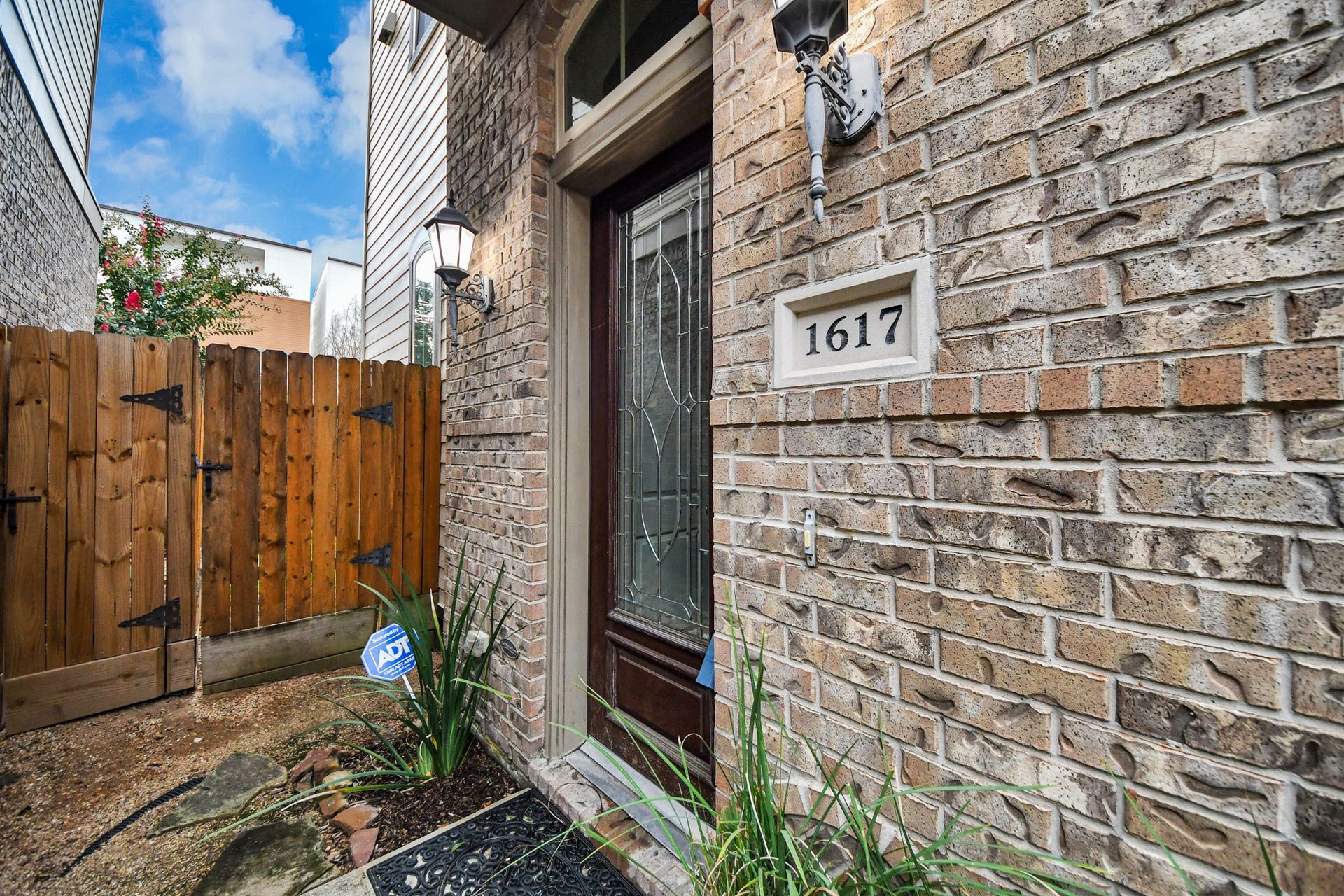 1617 W 23rd Street, Houston, TX 77008 Welcome to 1617 W 23rd Street in the Heart of Shady Acres.