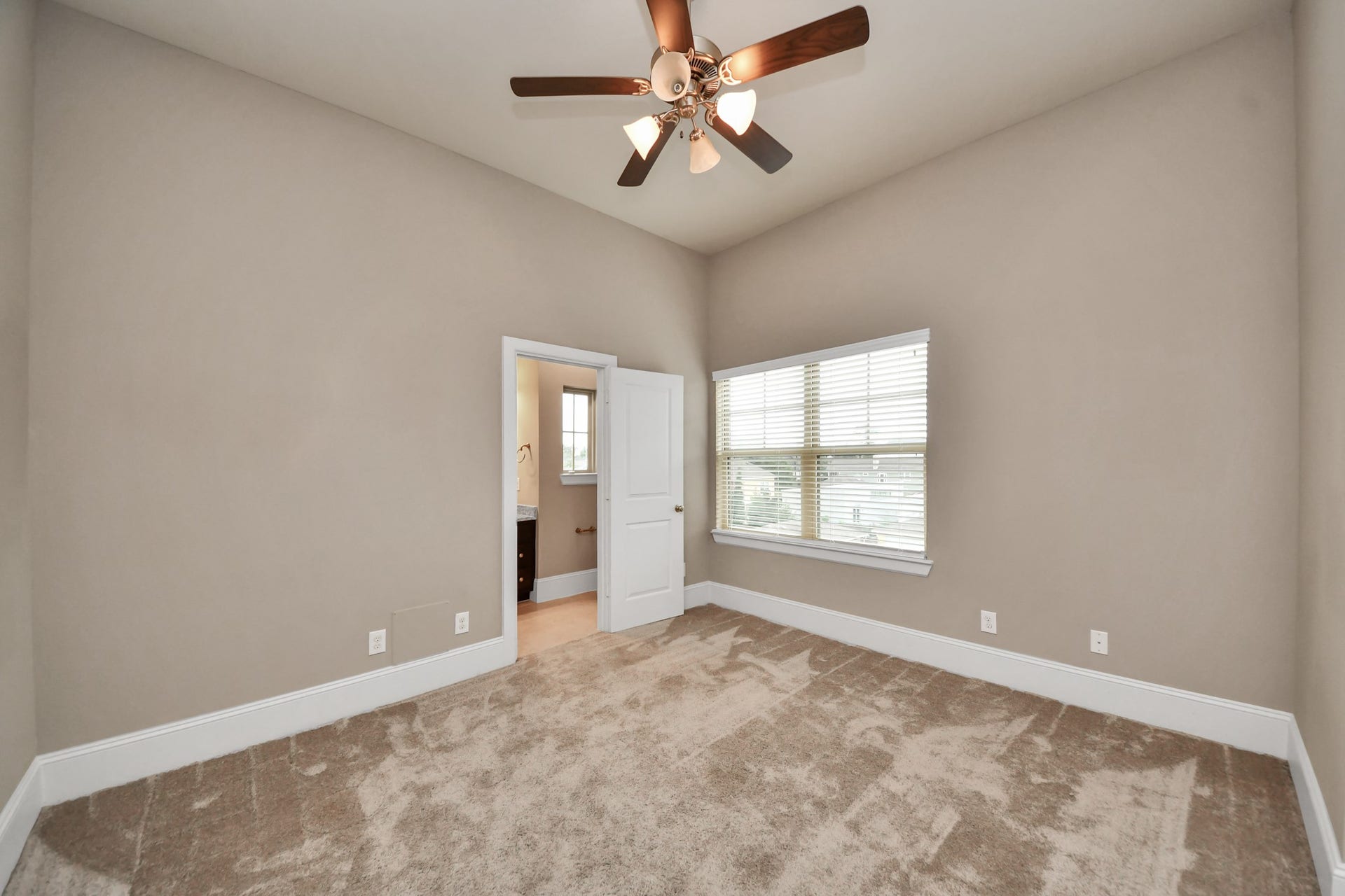 1617 W 23rd Street, Houston, TX 77008 Another view of the 3rd floor guest bedroom with high ceilings.