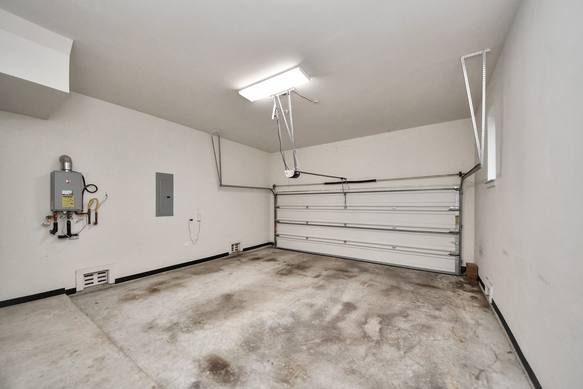 1617 W 23rd Street, Houston, TX 77008 Spacious 2-car garage