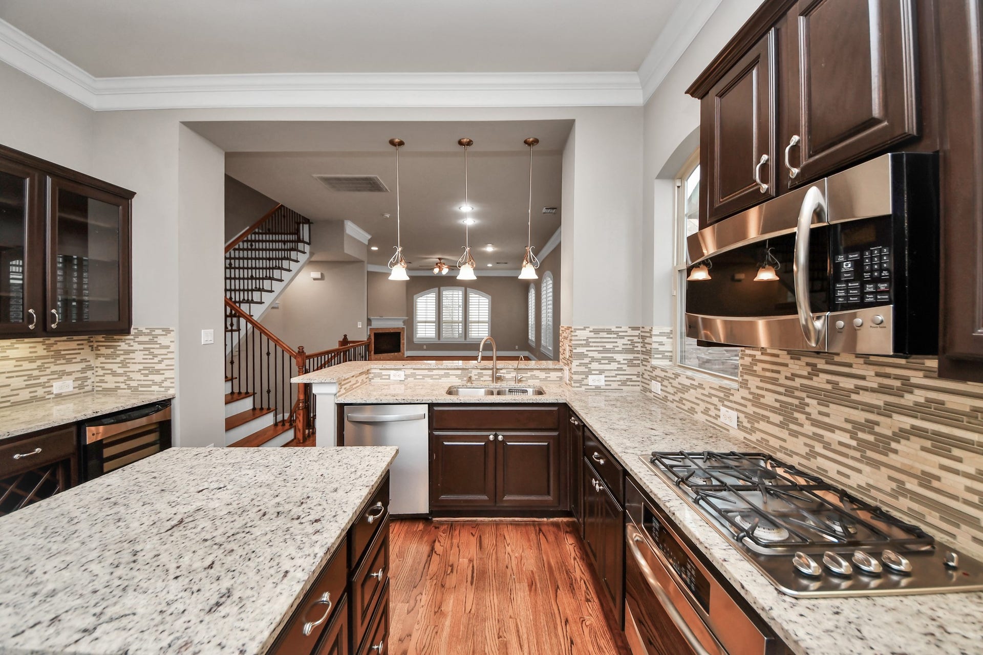 1617 W 23rd Street, Houston, TX 77008 Gas cooktop, stainless steel appliances and granite countertops highlight this open kitchen.