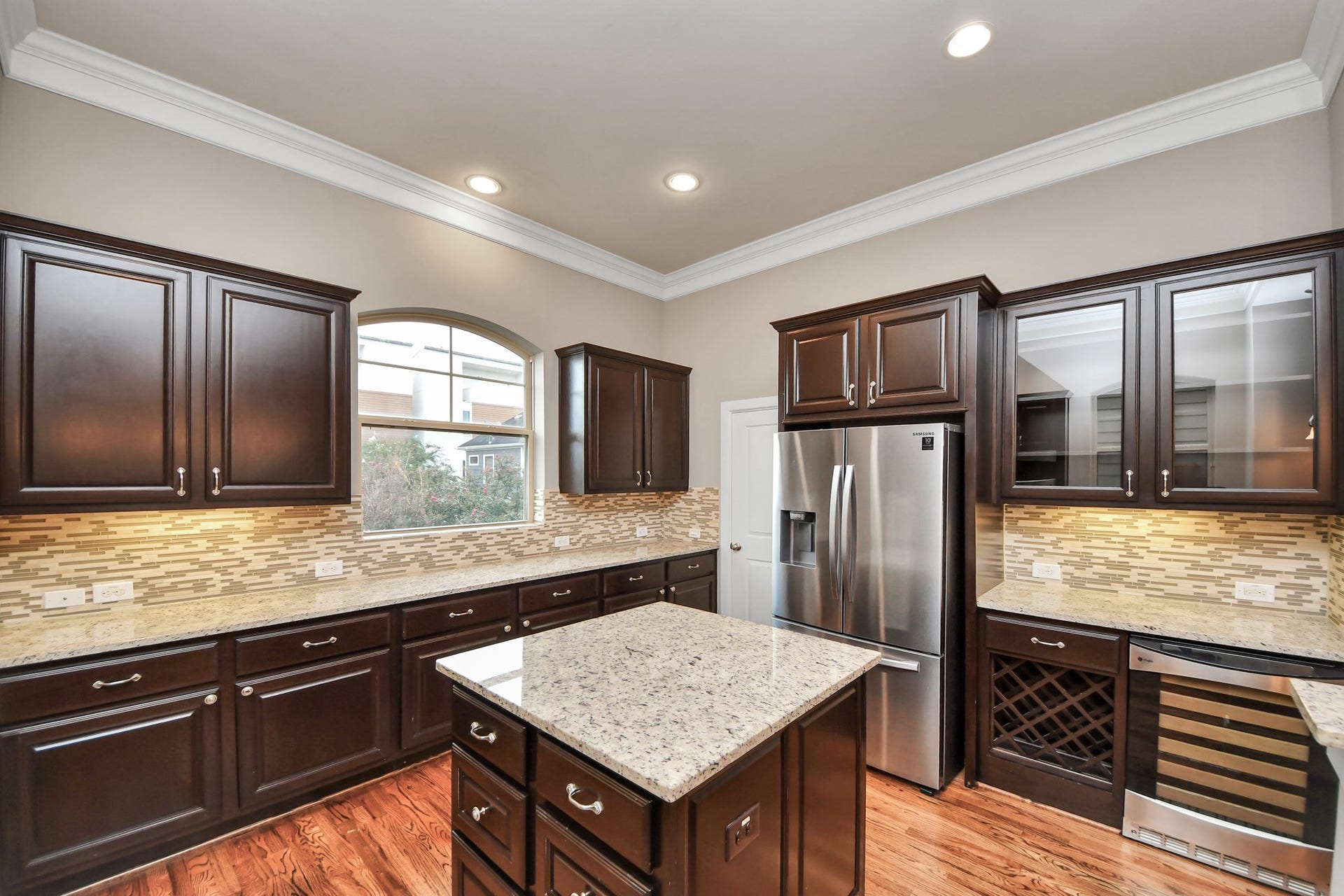 1617 W 23rd Street, Houston, TX 77008 Entertain with the wine rack and beverage refrigerator in your fully equipped kitchen.