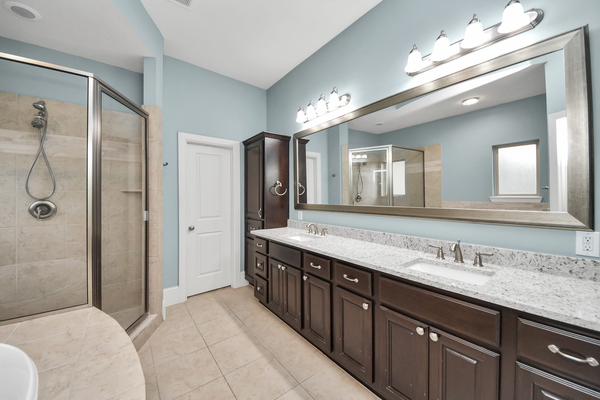 1617 W 23rd Street, Houston, TX 77008 Experience luxury in the primary bathroom featuring dual sinks, a soaking tub, walk-in shower, private water closet, and convenient access to one of the two primary suite closets.