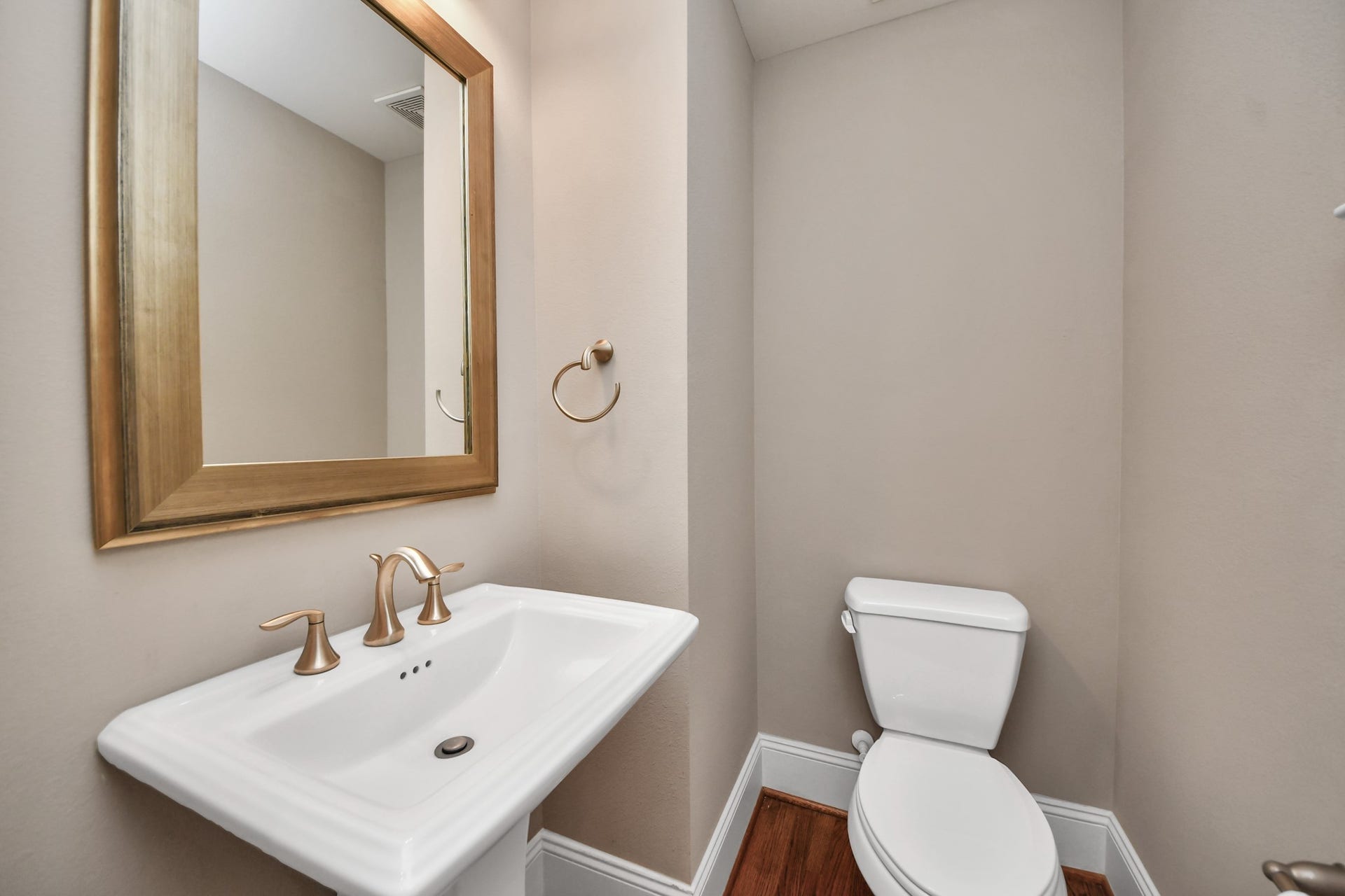 1617 W 23rd Street, Houston, TX 77008 2nd floor half bath conveniently tucked around the corner from the main living area.