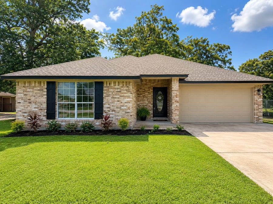 Property photo for 216 Sleepy Hollow Drive, Lake Jackson, TX