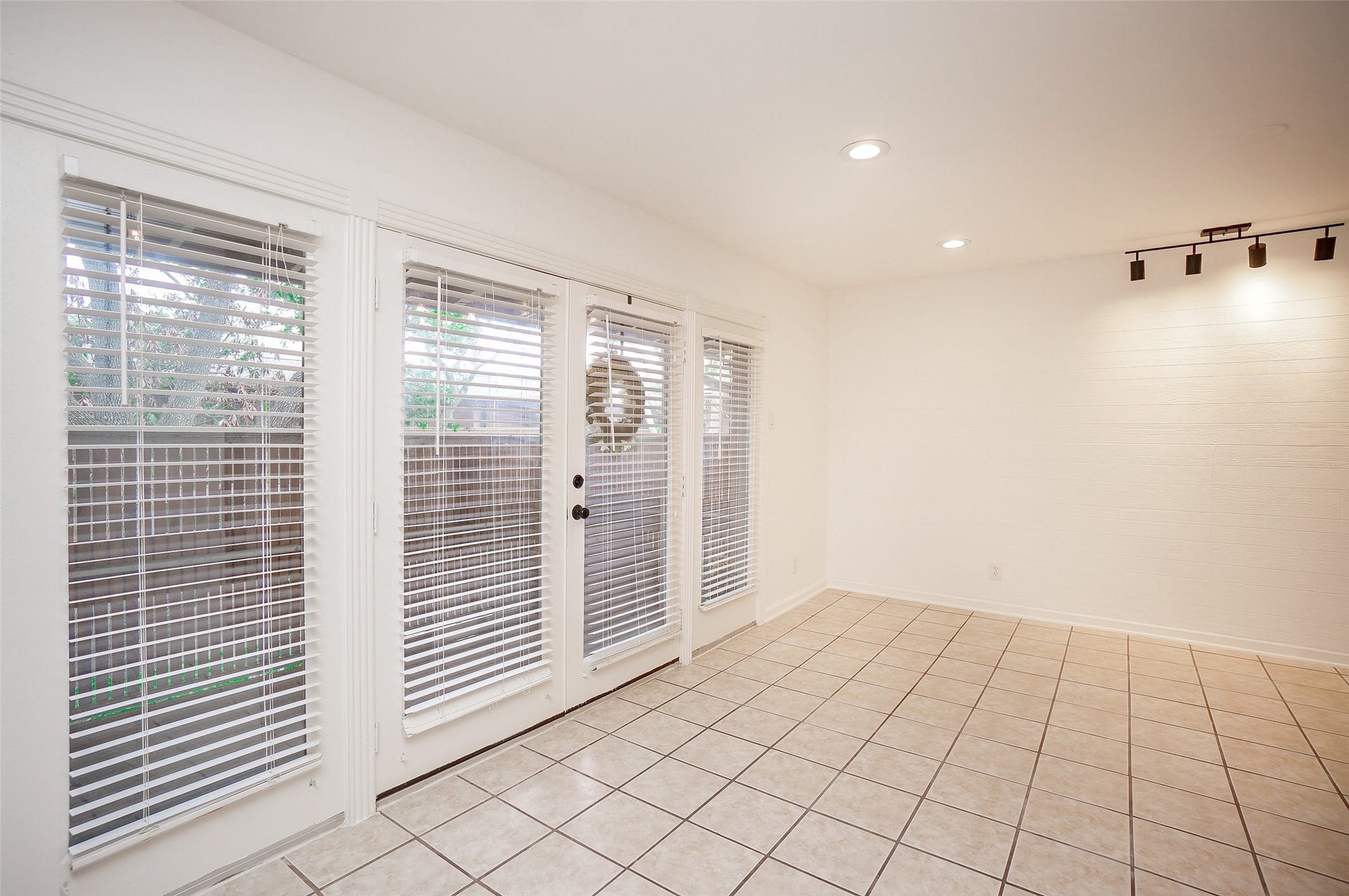3942 W Alabama Street, #8, Houston, TX 77027 Freshly painted family room.