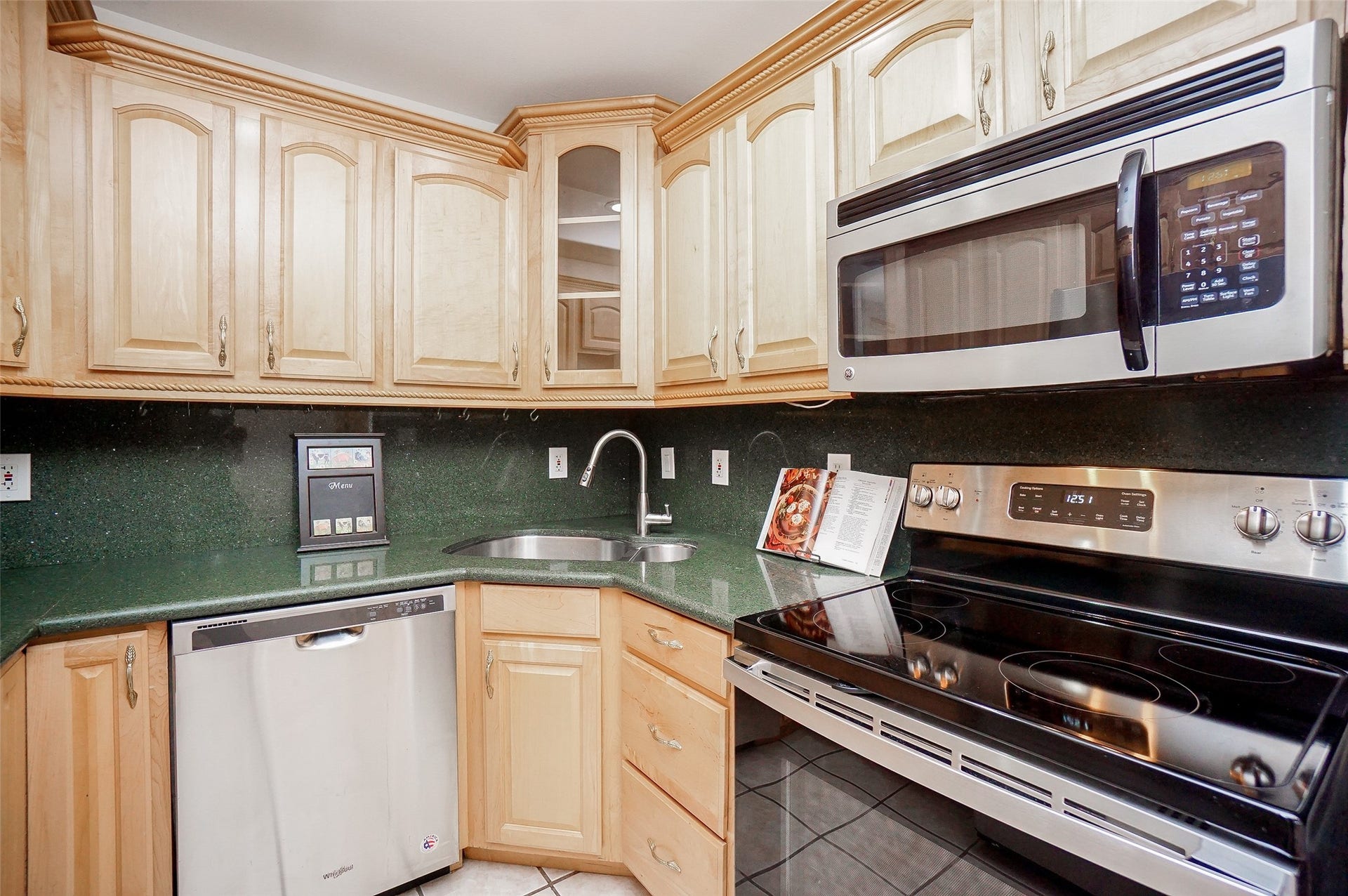 3942 W Alabama Street, #8, Houston, TX 77027 Unlimited space for your kitchen items and more.