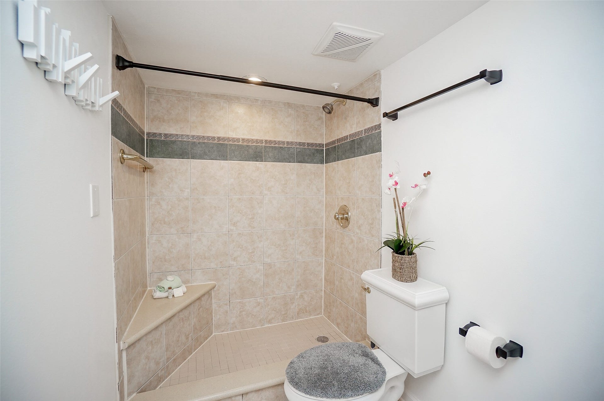 3942 W Alabama Street, #8, Houston, TX 77027 Luxurious bathroom