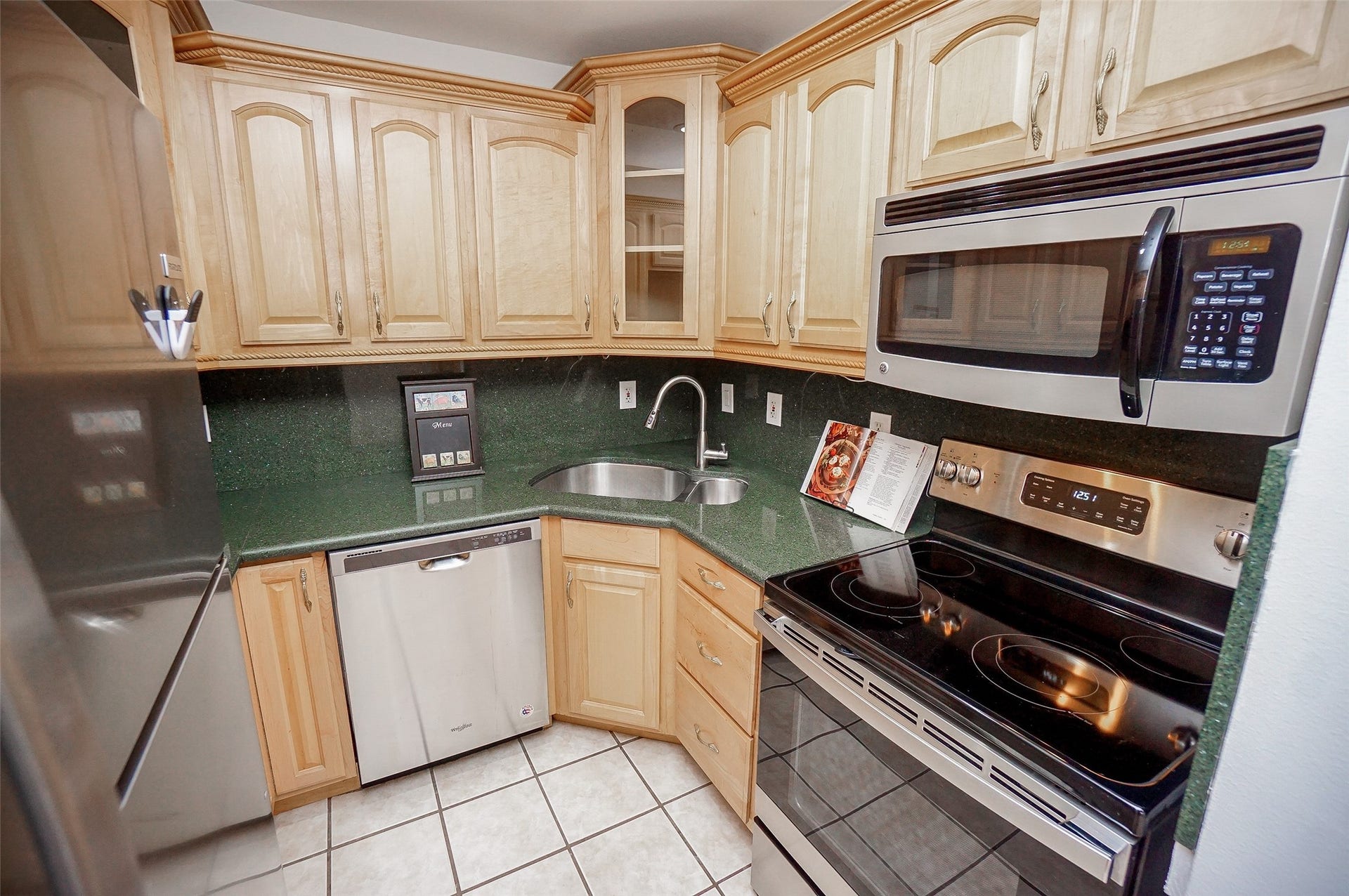 3942 W Alabama Street, #8, Houston, TX 77027 Counter space galore.