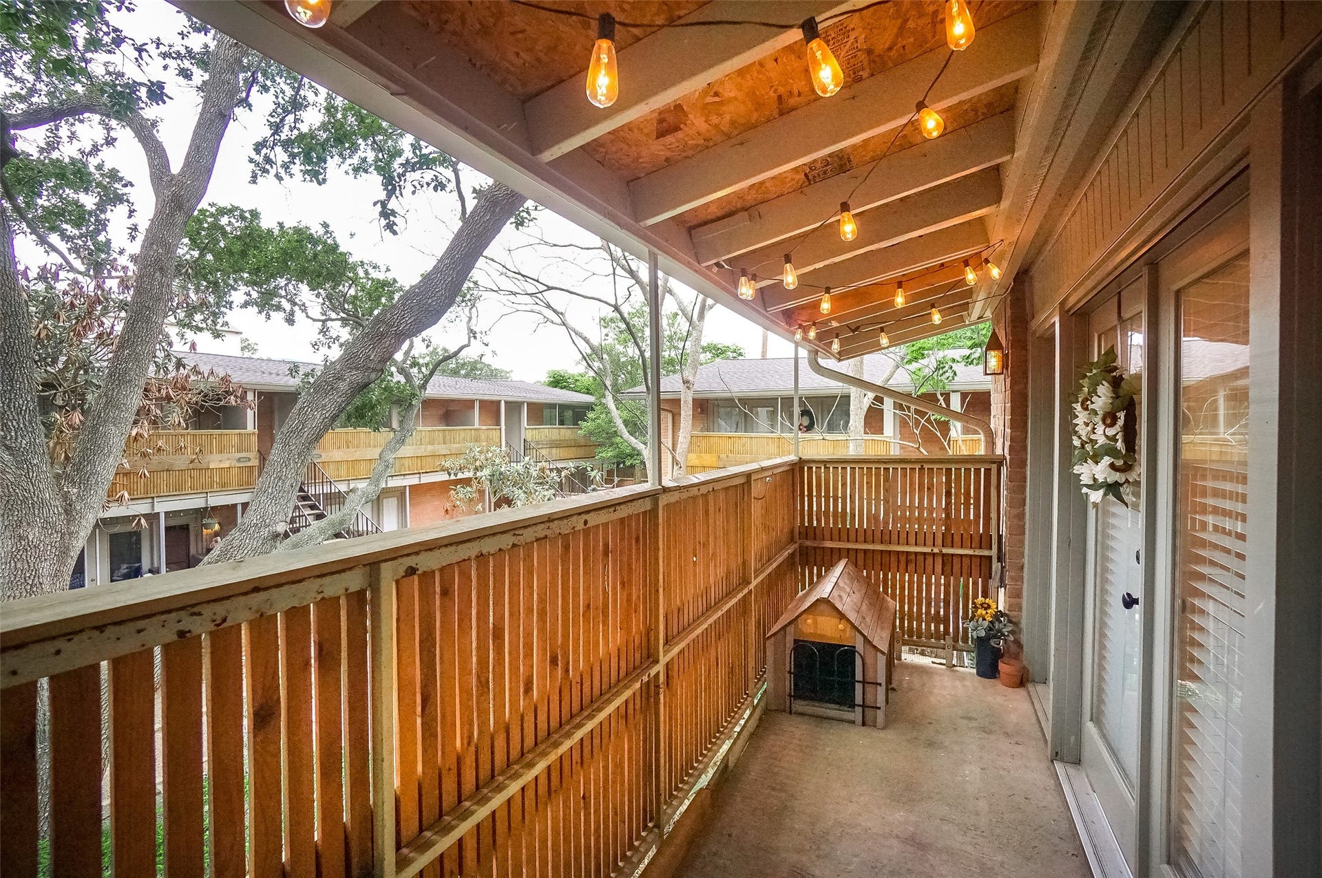3942 W Alabama Street, #8, Houston, TX 77027 Feel the breeze as you relax in your front porch.