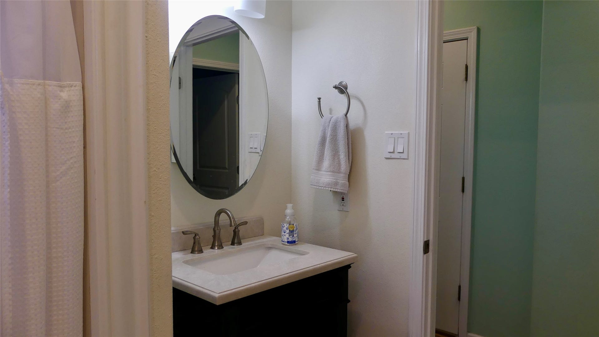 58 Lakeside Drive, Hitchcock, TX 77563 Full bath on 2nd level