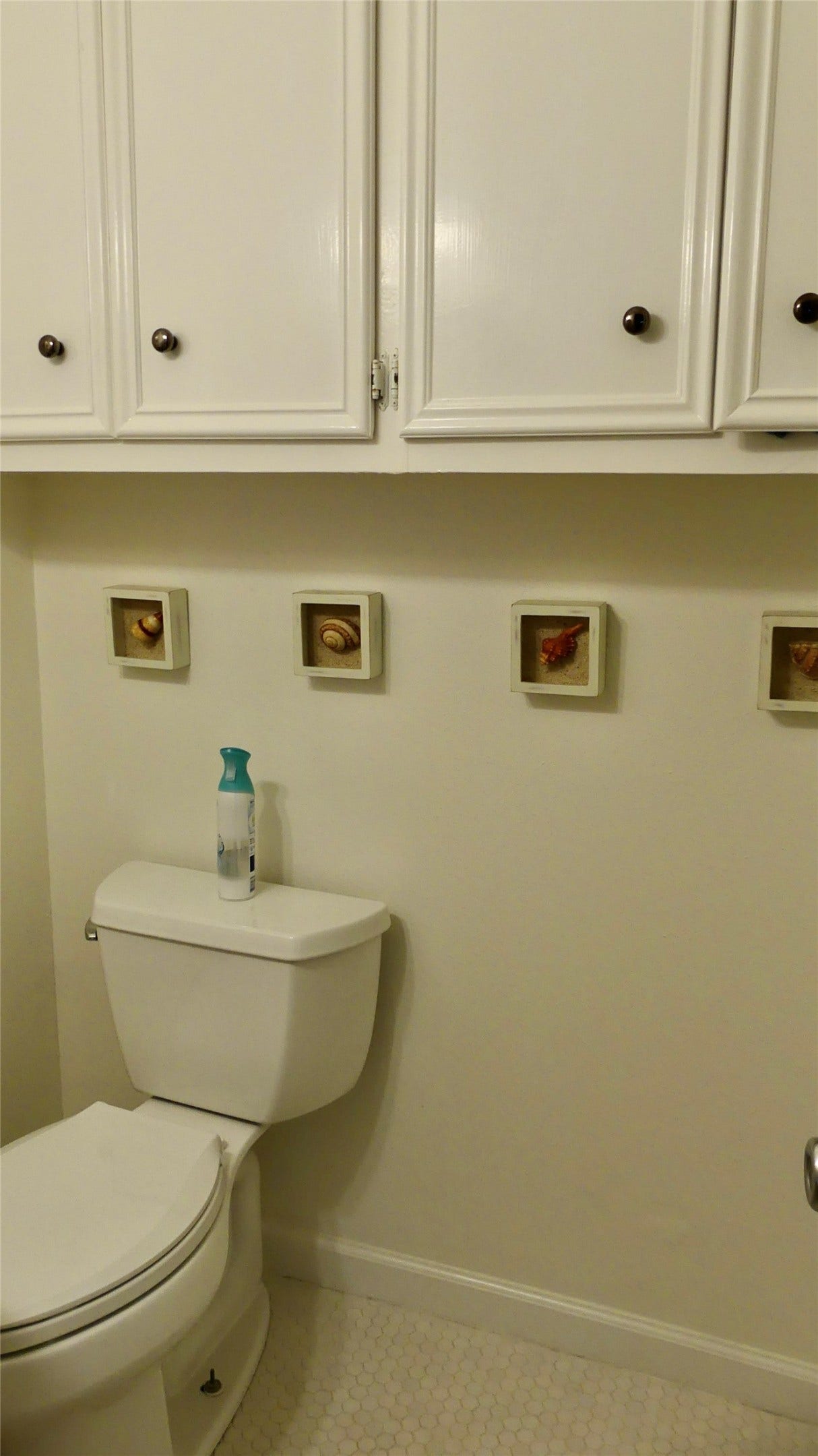 58 Lakeside Drive, Hitchcock, TX 77563 Hall half bath