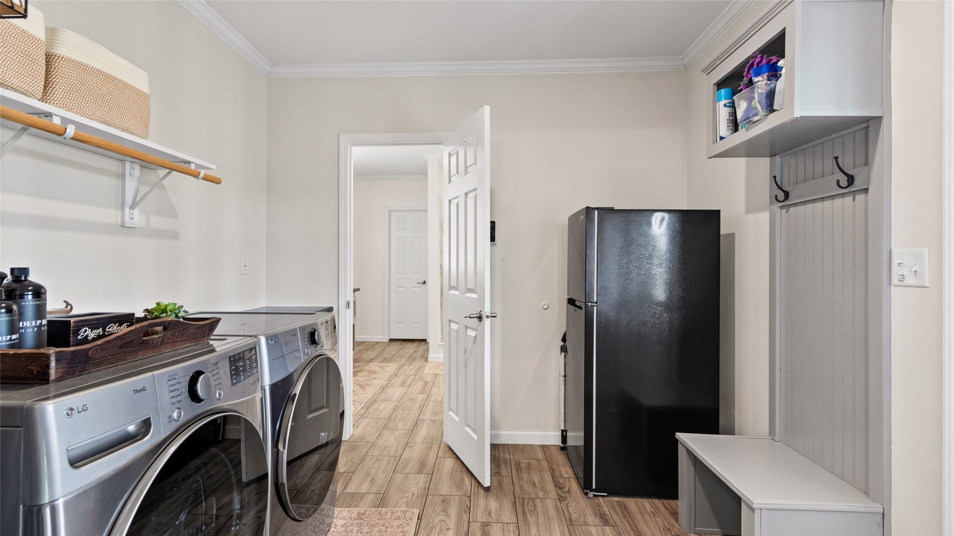 5210 Beaver Road, Santa Fe, TX 77517 Laundry room in the house