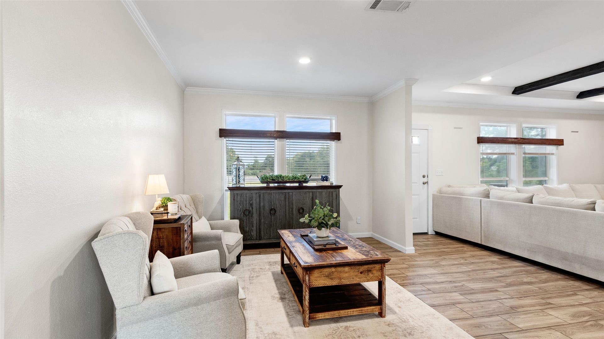 5210 Beaver Road, Santa Fe, TX 77517 Family room/sitting area