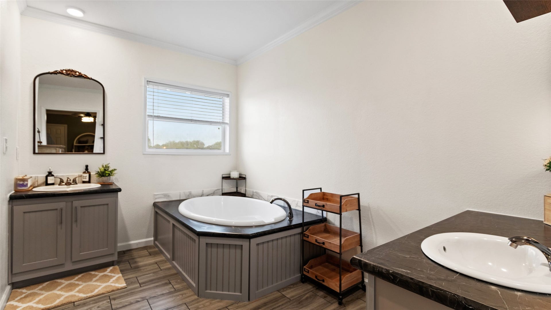 5210 Beaver Road, Santa Fe, TX 77517 Primary en-suite with double vanities and soaking tub