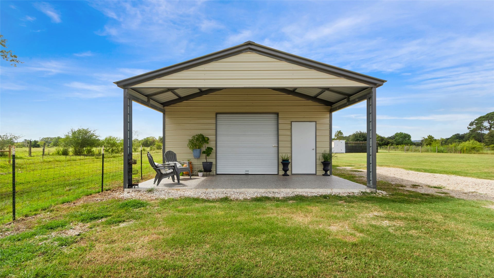 5210 Beaver Road, Santa Fe, TX 77517 Workshop with covered patio