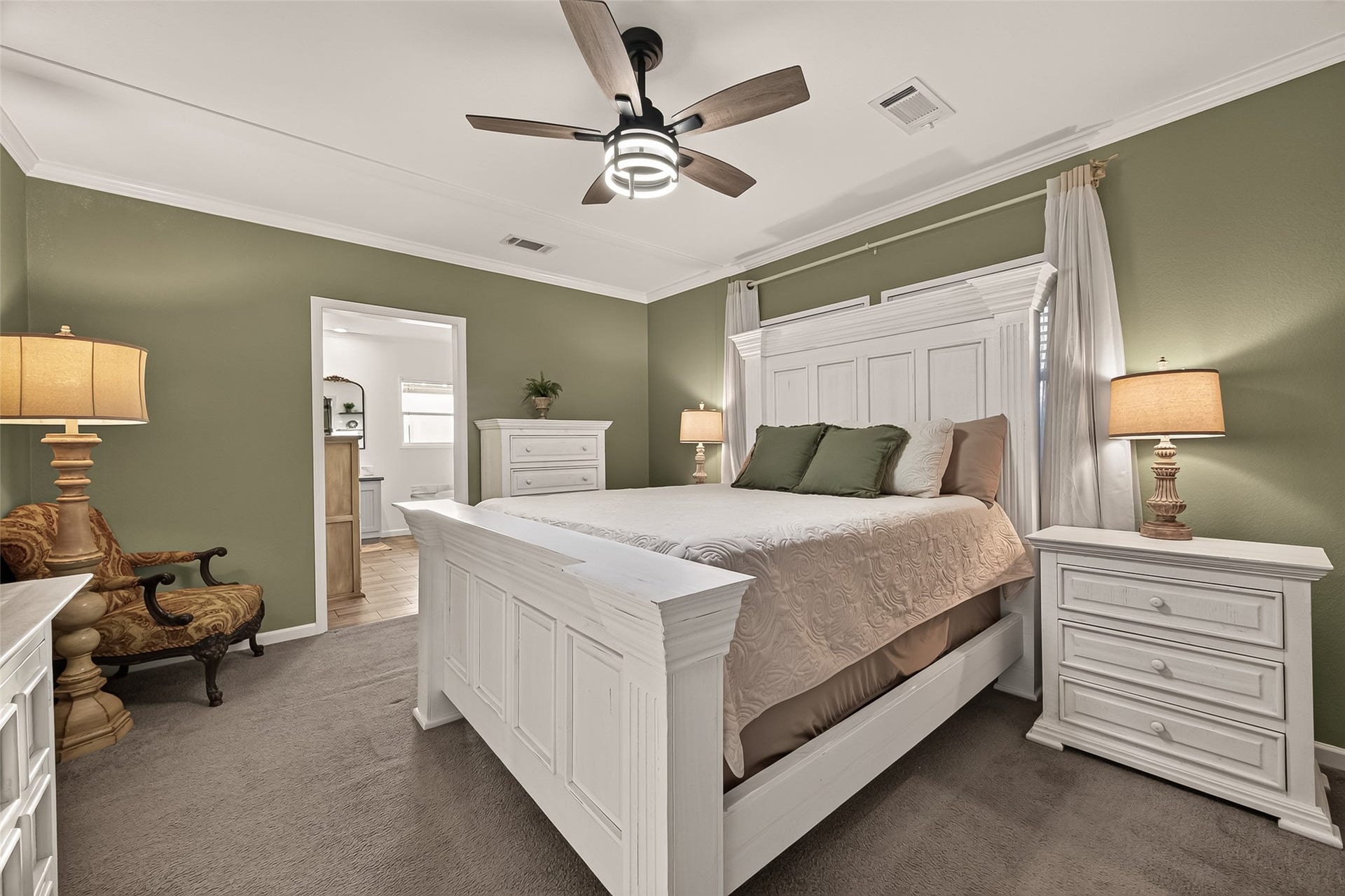 5210 Beaver Road, Santa Fe, TX 77517 Primary bedroom with en-suite bathroom