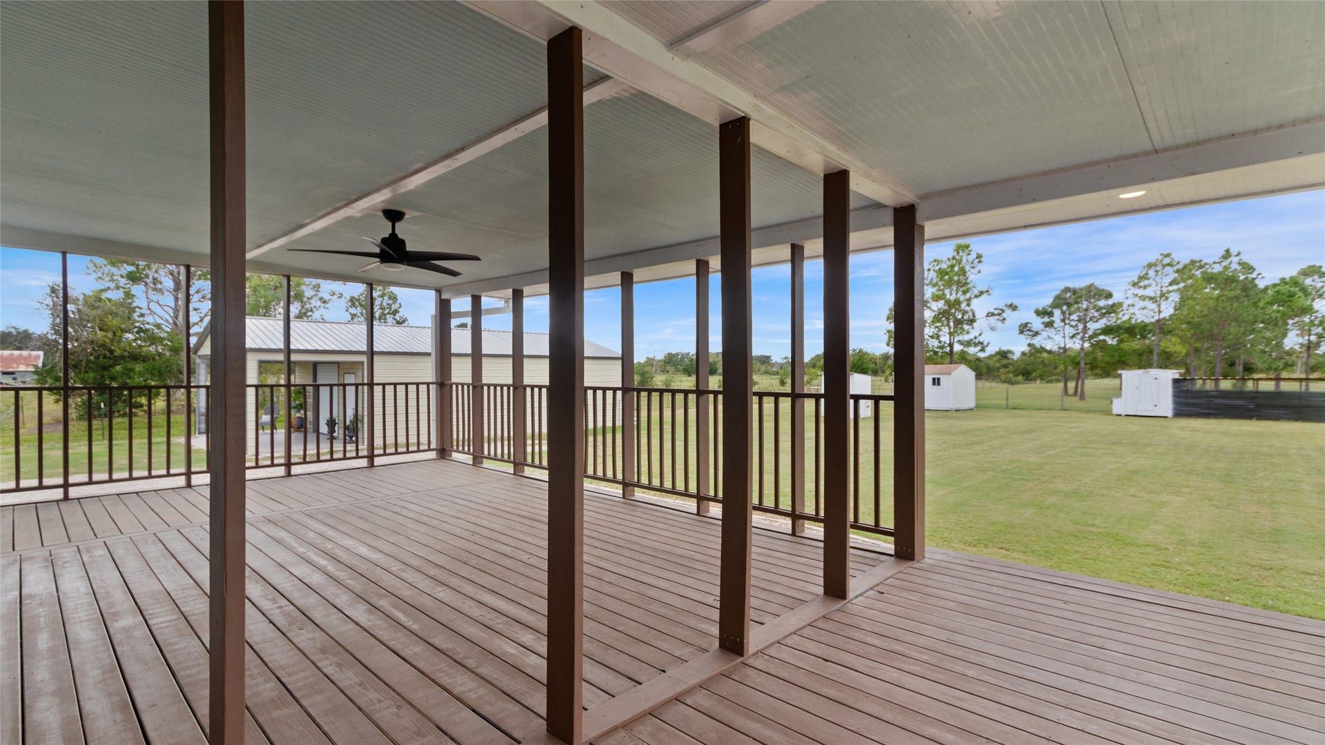 5210 Beaver Road, Santa Fe, TX 77517 Covered back deck