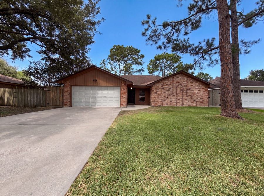 Property photo for 8 Sunnybrook Street, Angleton, TX