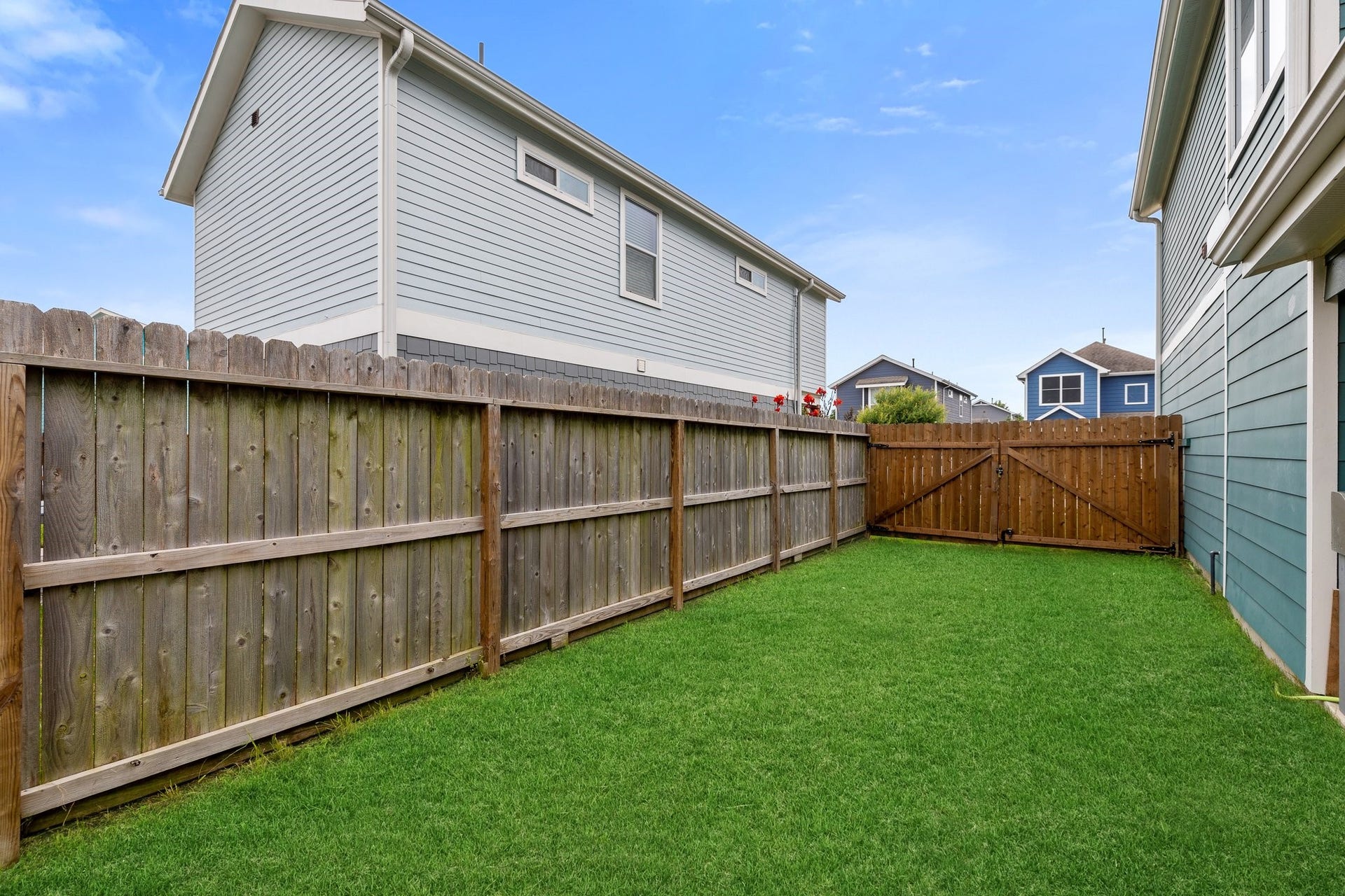 4206 Darter Street, Houston, TX 77009 The green space is endless!