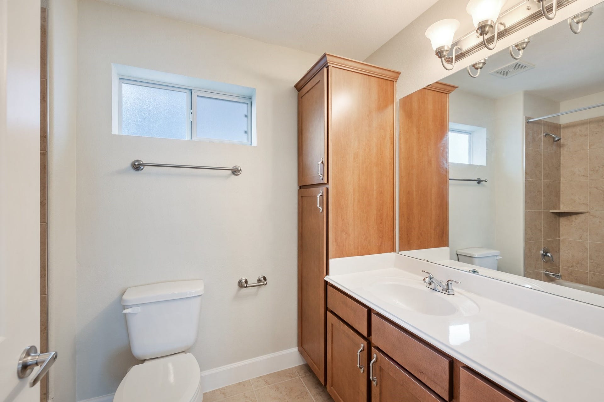 4206 Darter Street, Houston, TX 77009 A full bathroom is located between the secondary bedrooms on the second floor.