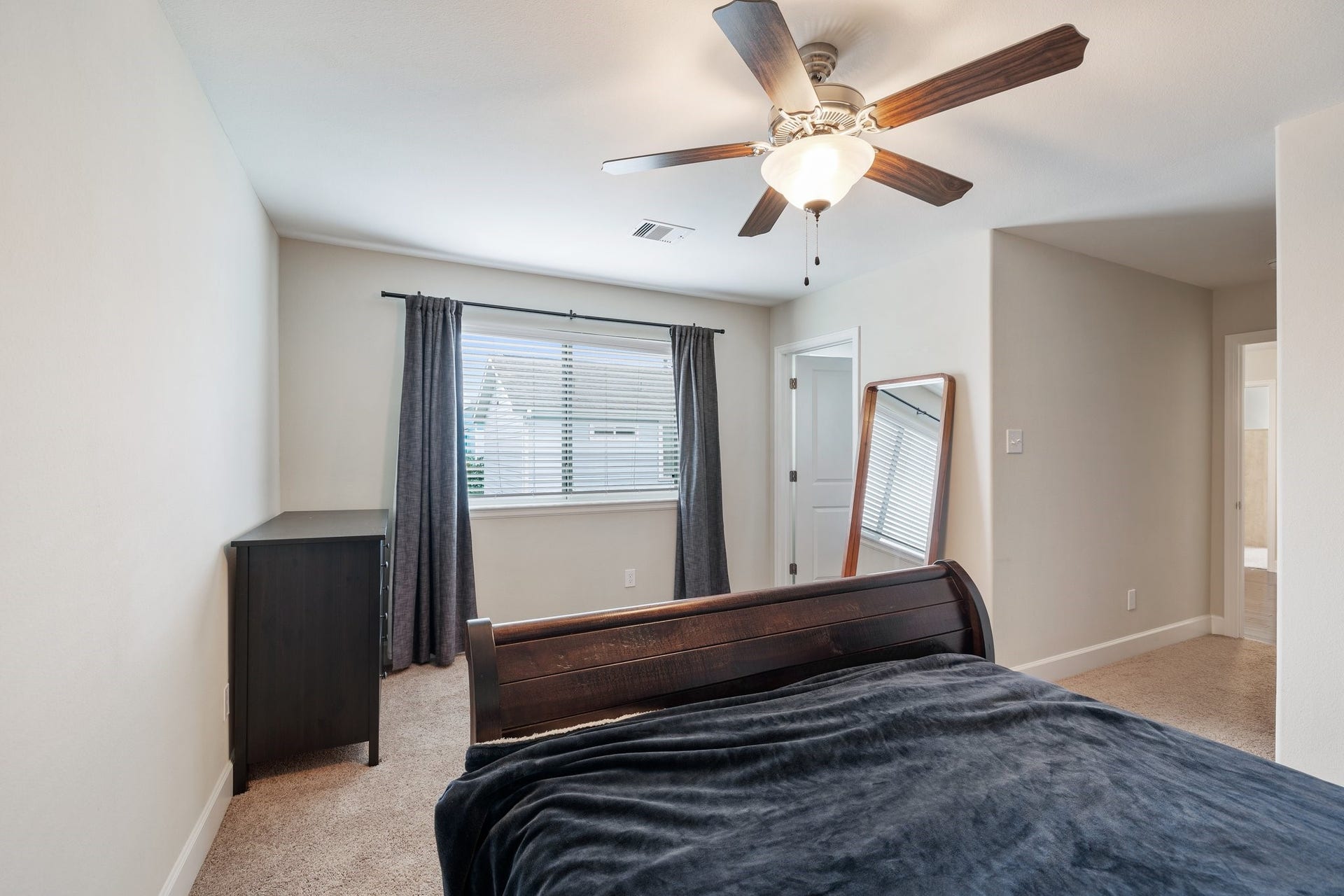 4206 Darter Street, Houston, TX 77009 The natural light pours in!
