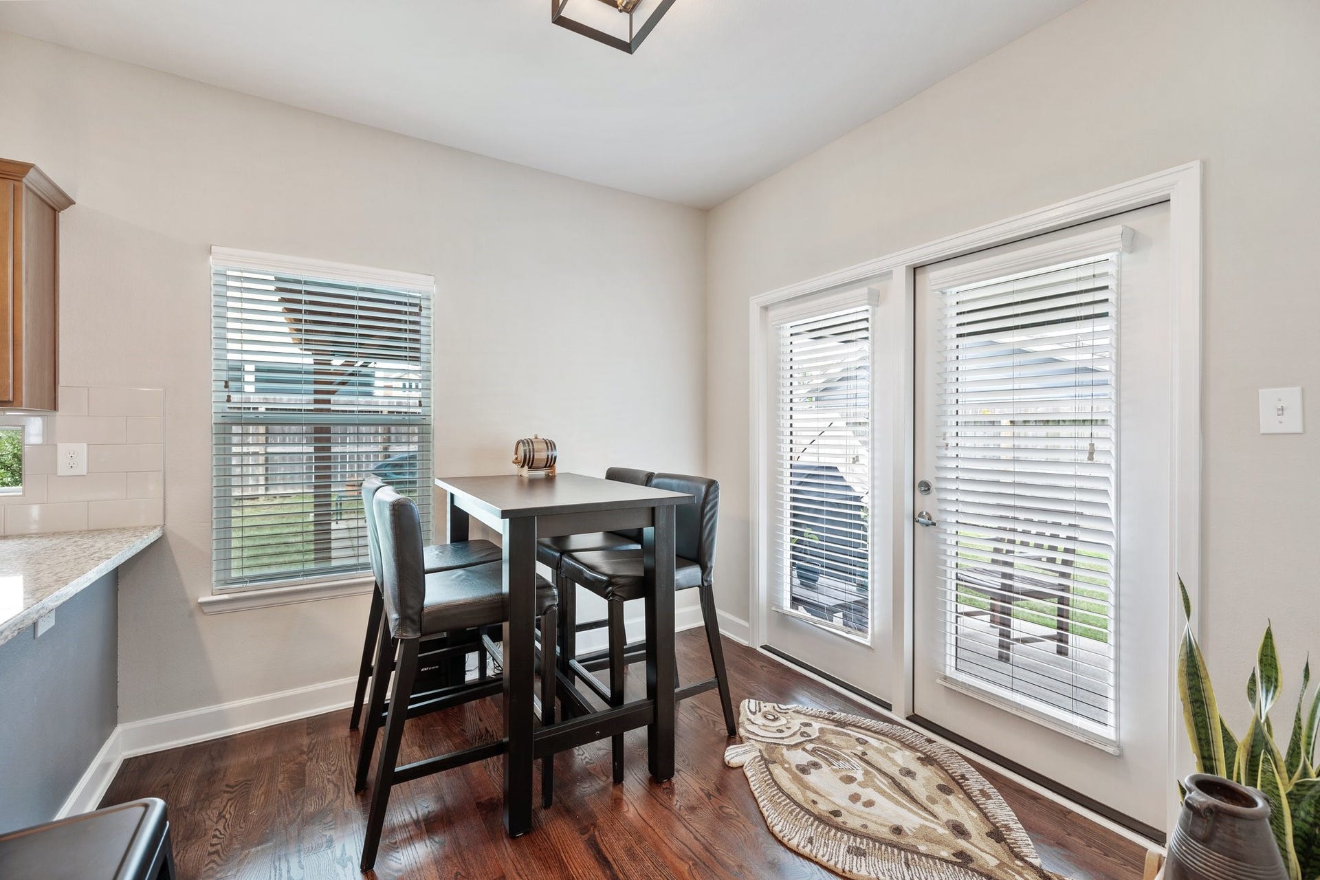 4206 Darter Street, Houston, TX 77009 Enjoy dining with sweeping views of the outdoor space.