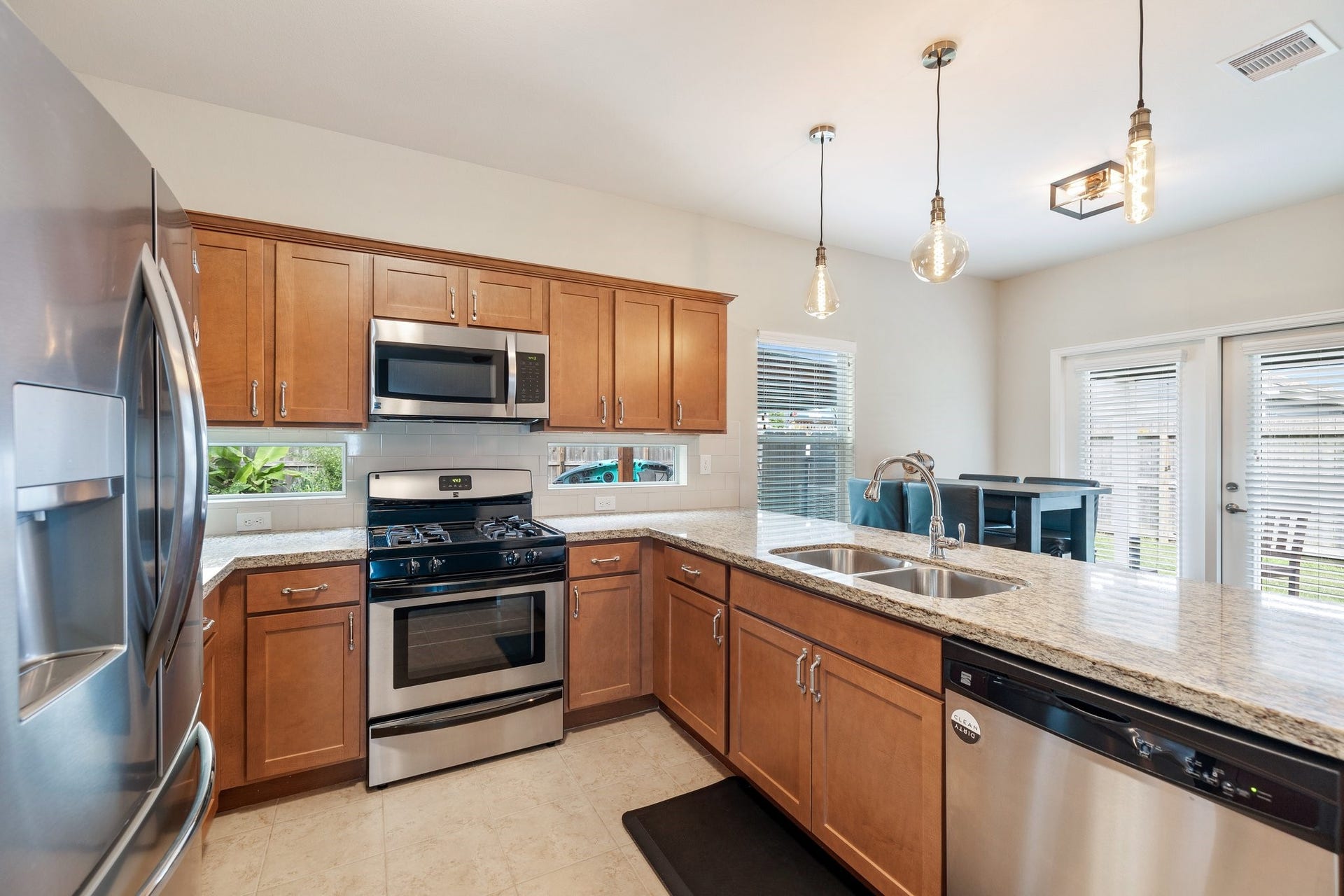 4206 Darter Street, Houston, TX 77009 Ideal for entertaining!