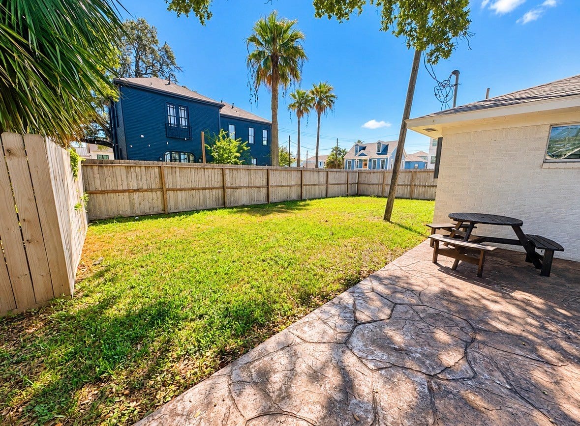 1112 32nd Street, Galveston, TX 77550 Large side Lot.