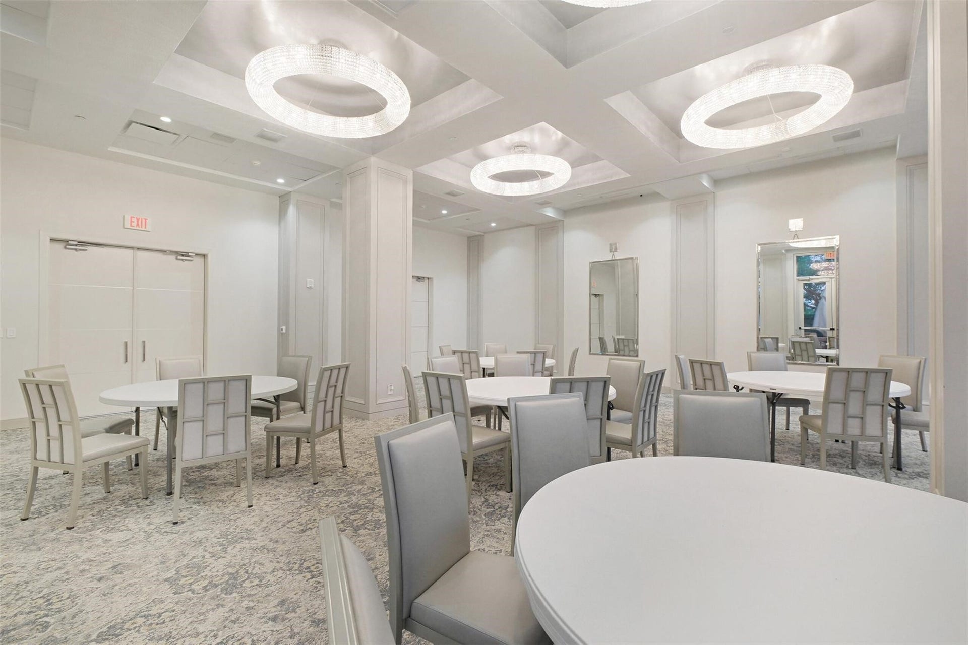 3333 Allen Parkway, #3003, Houston, TX 77019 The event room is light and bright - perfect for a variety of gatherings.