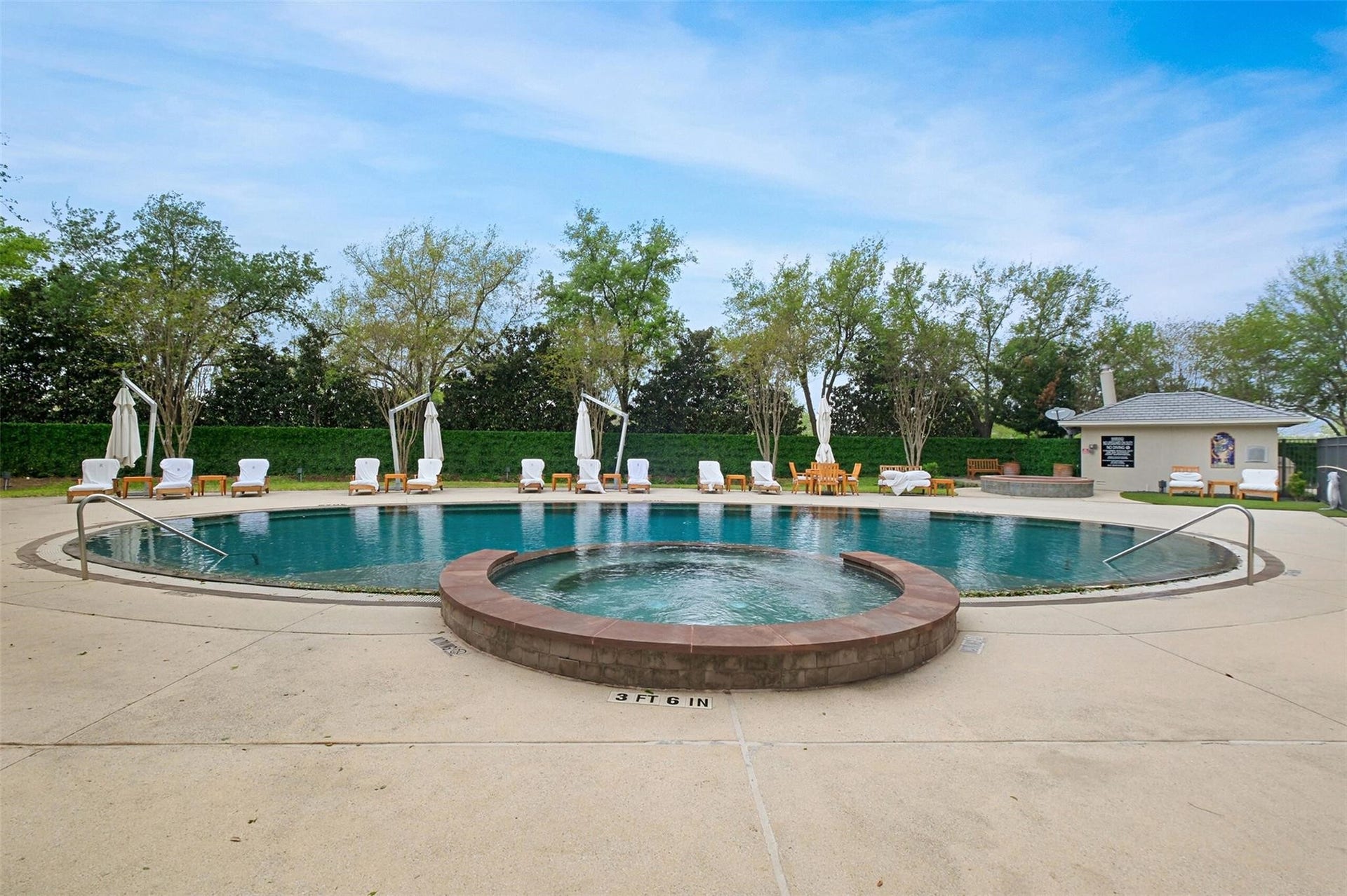 3333 Allen Parkway, #3003, Houston, TX 77019 Resort-style pool with lounge seating and hot tub.