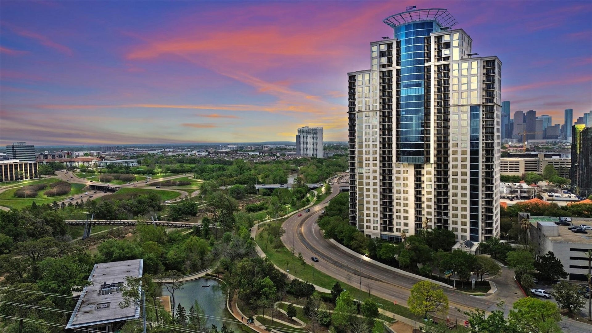 3333 Allen Parkway, #3003, Houston, TX 77019 Picturesque views from this luxurious full-service building perfectly situated along Buffalo Bayou Park and Linear Park.
