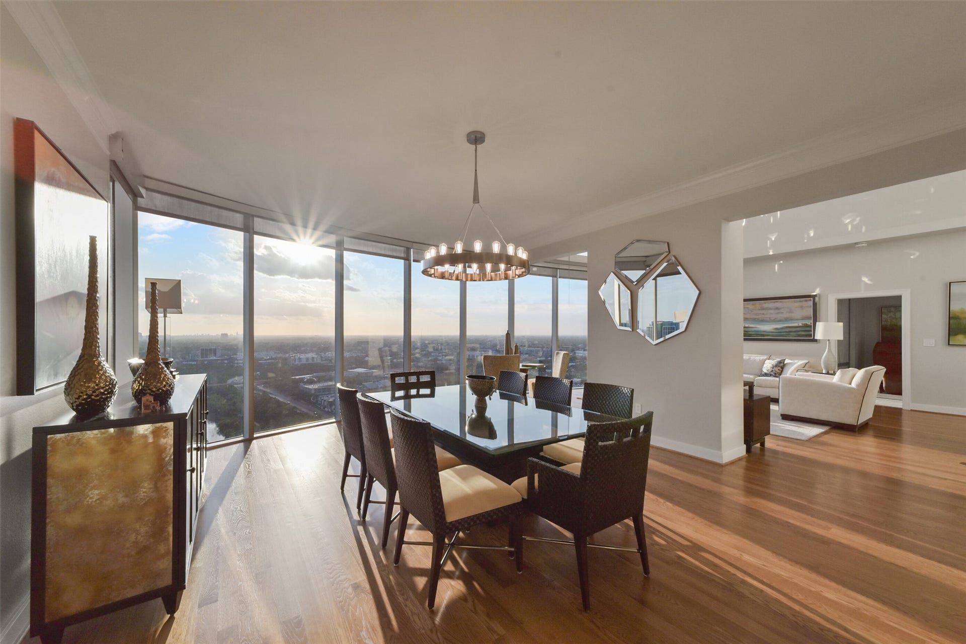 3333 Allen Parkway, #3003, Houston, TX 77019 Stunning western vistas can be enjoyed from the expansive dining room, which seamlessly connects to the open kitchen and living area.