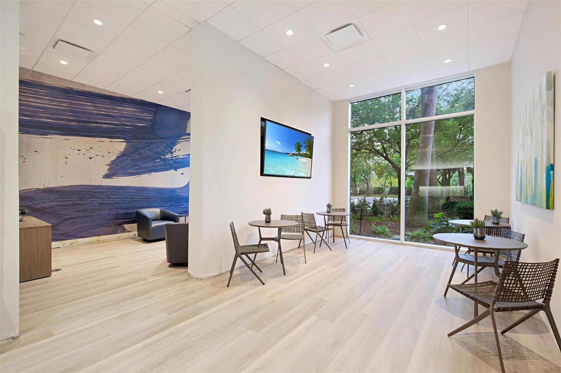 3333 Allen Parkway, #3003, Houston, TX 77019 Informal seating areas and a lounge add to the building amenities.