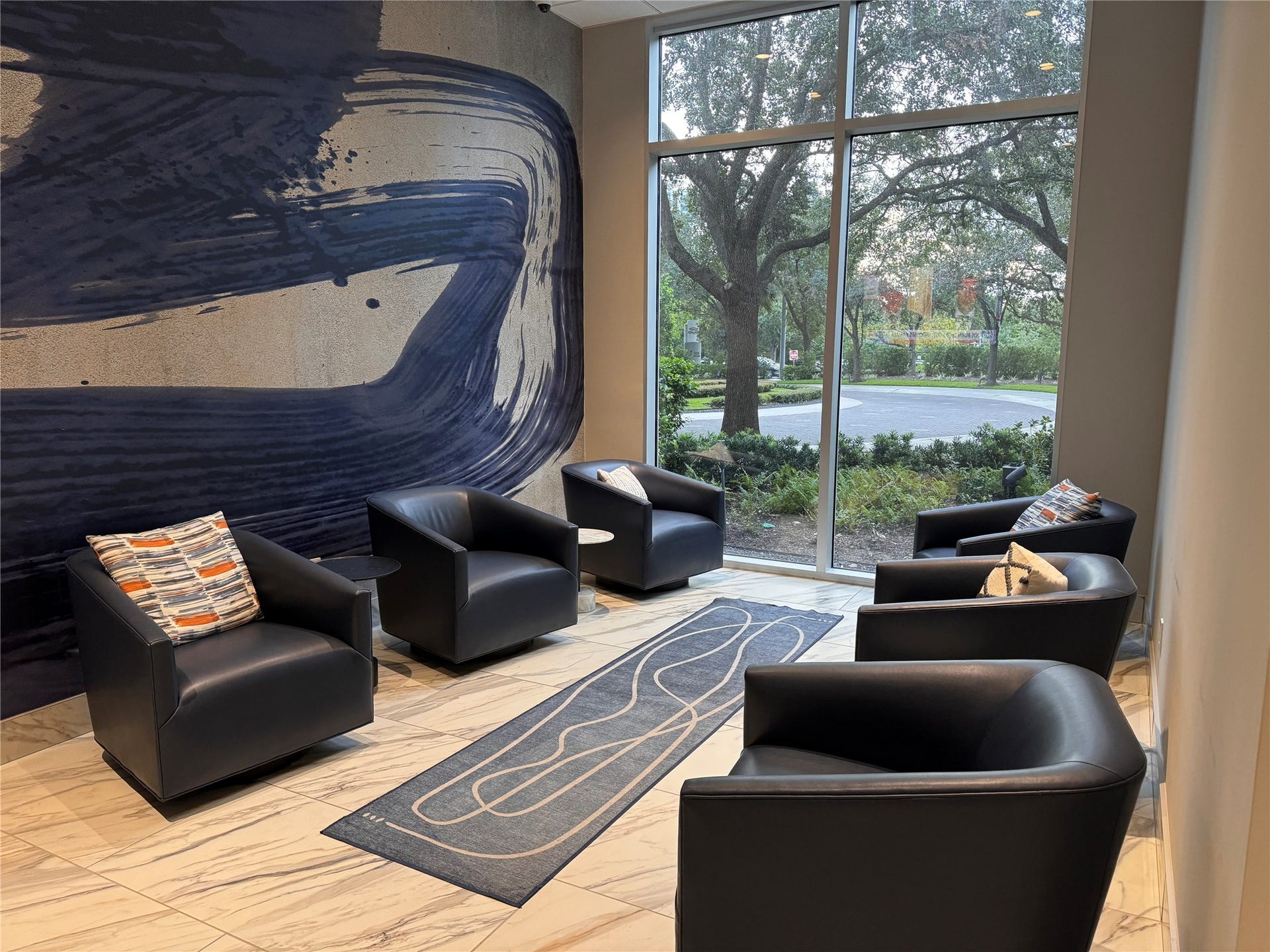 3333 Allen Parkway, #3003, Houston, TX 77019 Wonderful swivel chair area near coffee bar with television and lush, green view, where you can sit,, relax and meet new neighbors.