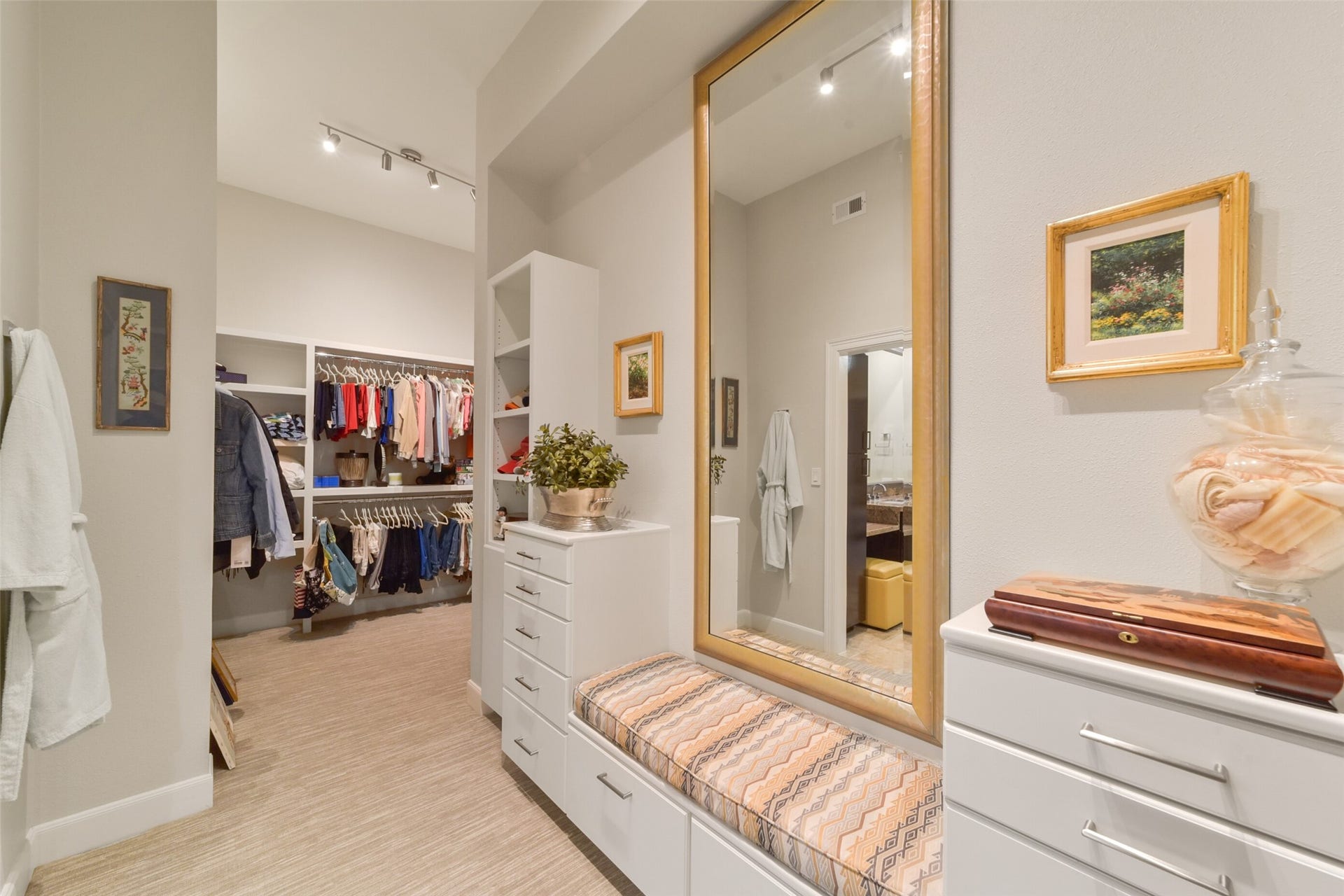 3333 Allen Parkway, #3003, Houston, TX 77019 The first primary closet features a bench and offers plenty of built-in drawers, shelves, and hanging space.