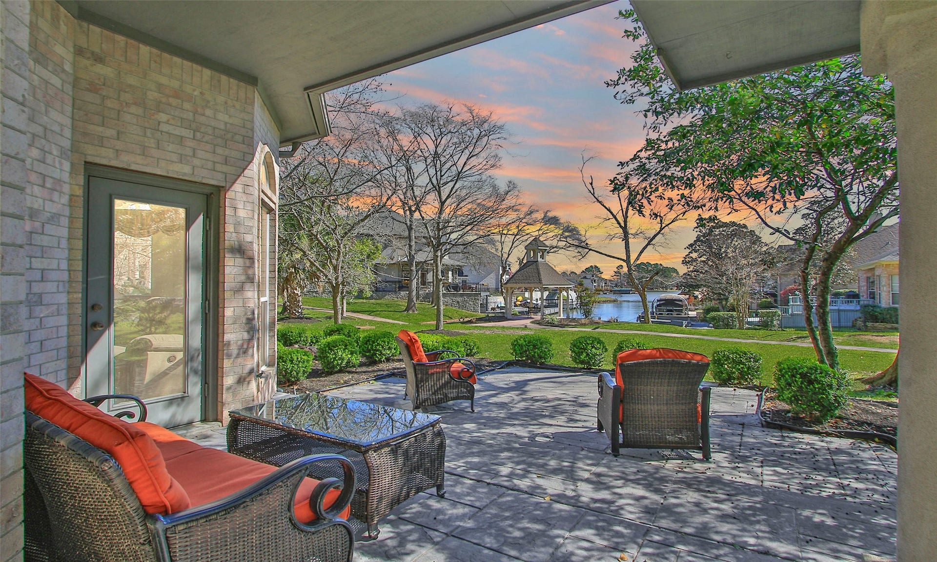 30 Winthrop Harbor Court, Montgomery, TX 77356 Sunsets are stunning from this vantage point. Welcome home to 30 Winthrop Harbor Court.
