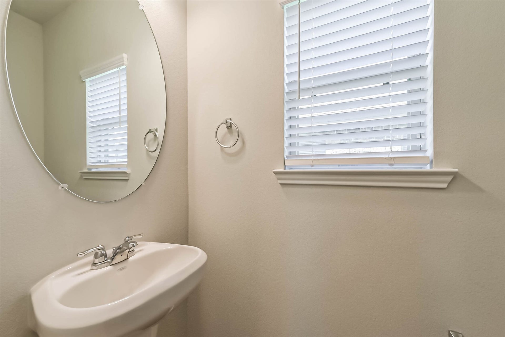 Convenient powder bath for guests.
