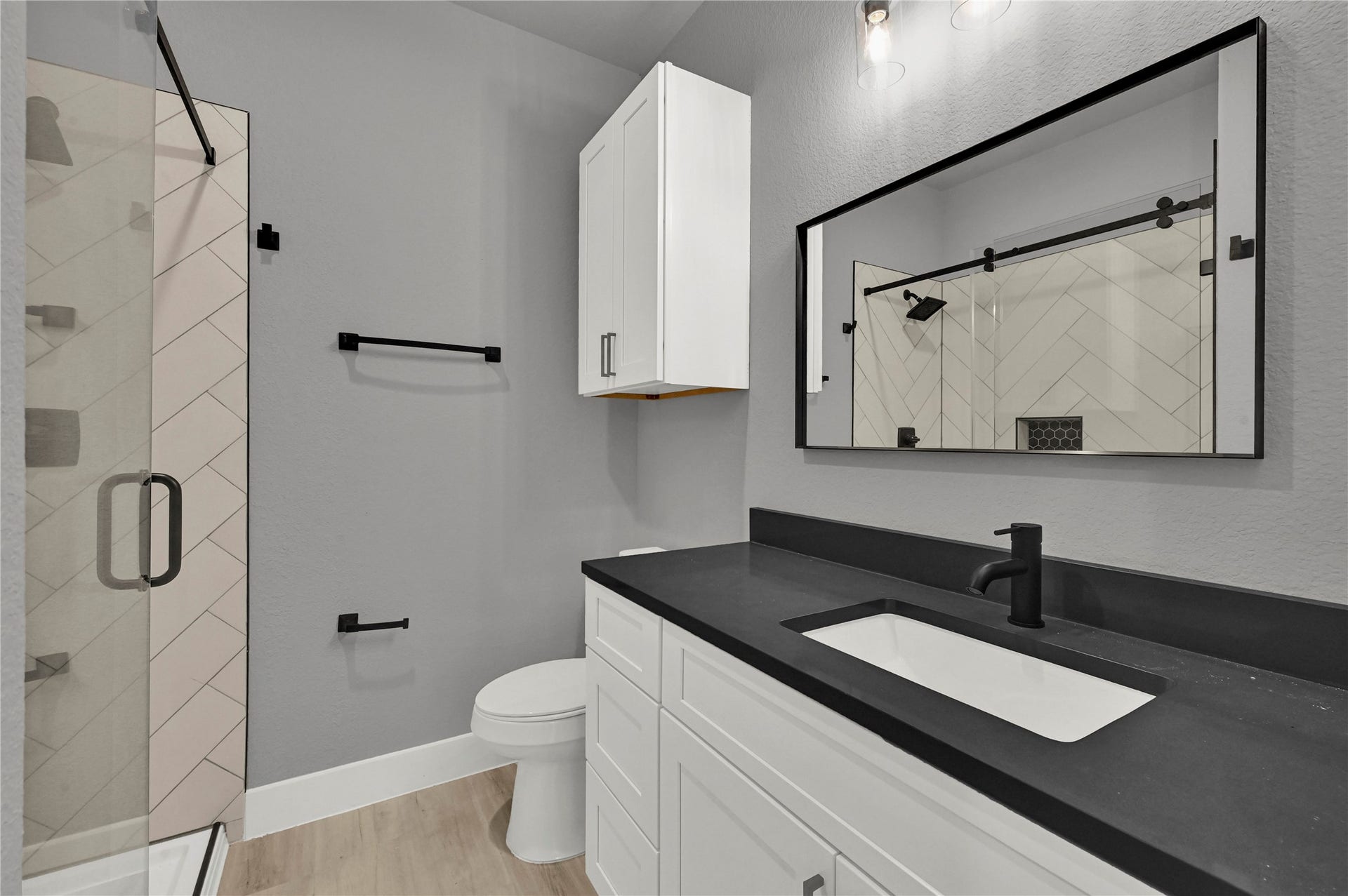 7415 Hezekiah Ln, #B, Houston, TX 77088 Primary bathroom.