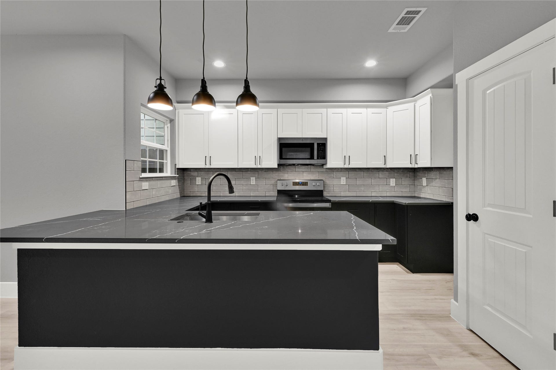7415 Hezekiah Ln, #B, Houston, TX 77088 Open Kitchen with breakfast bar.