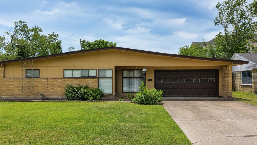 Property photo for 2119 Counter Point Drive, Houston, TX