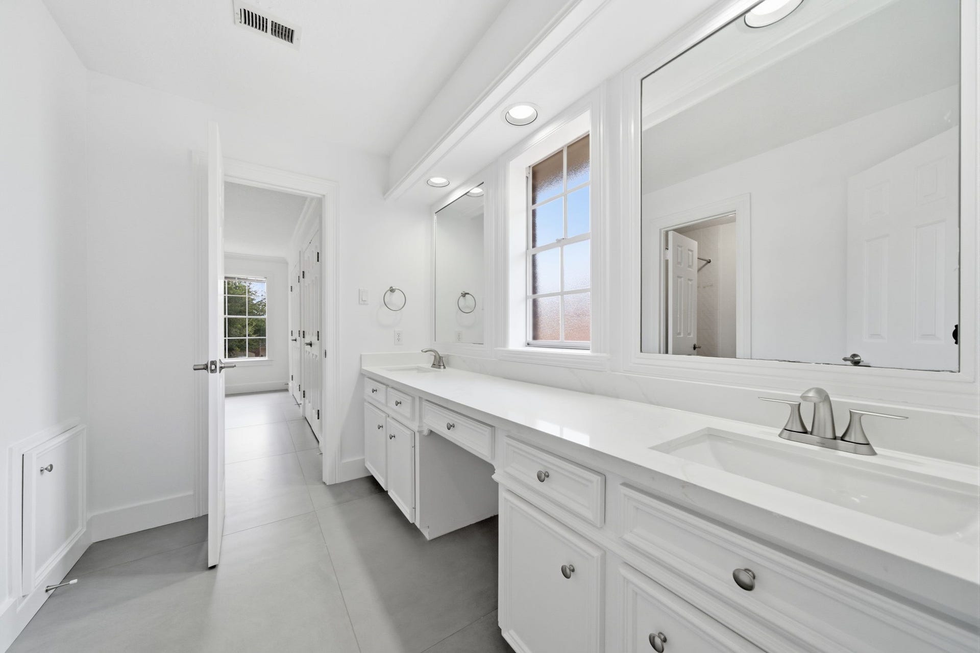 14 Hilshire Grove Lane, Hilshire Village, TX 77055 This guest bath has a private entrance from Guest Bedroom, and entrance from Game Room.