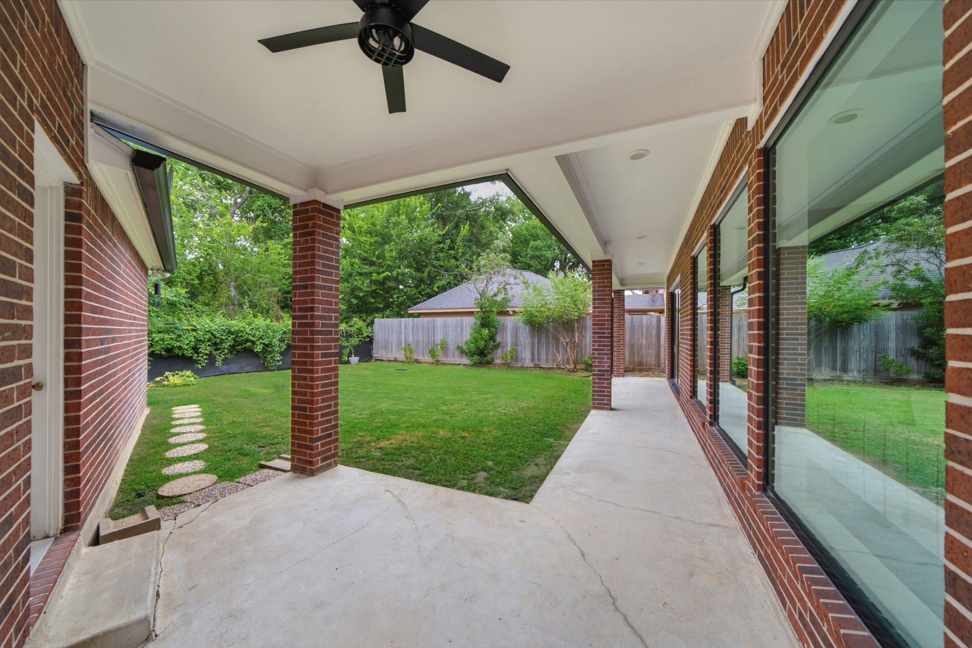 14 Hilshire Grove Lane, Hilshire Village, TX 77055 Covered outdoor patio.