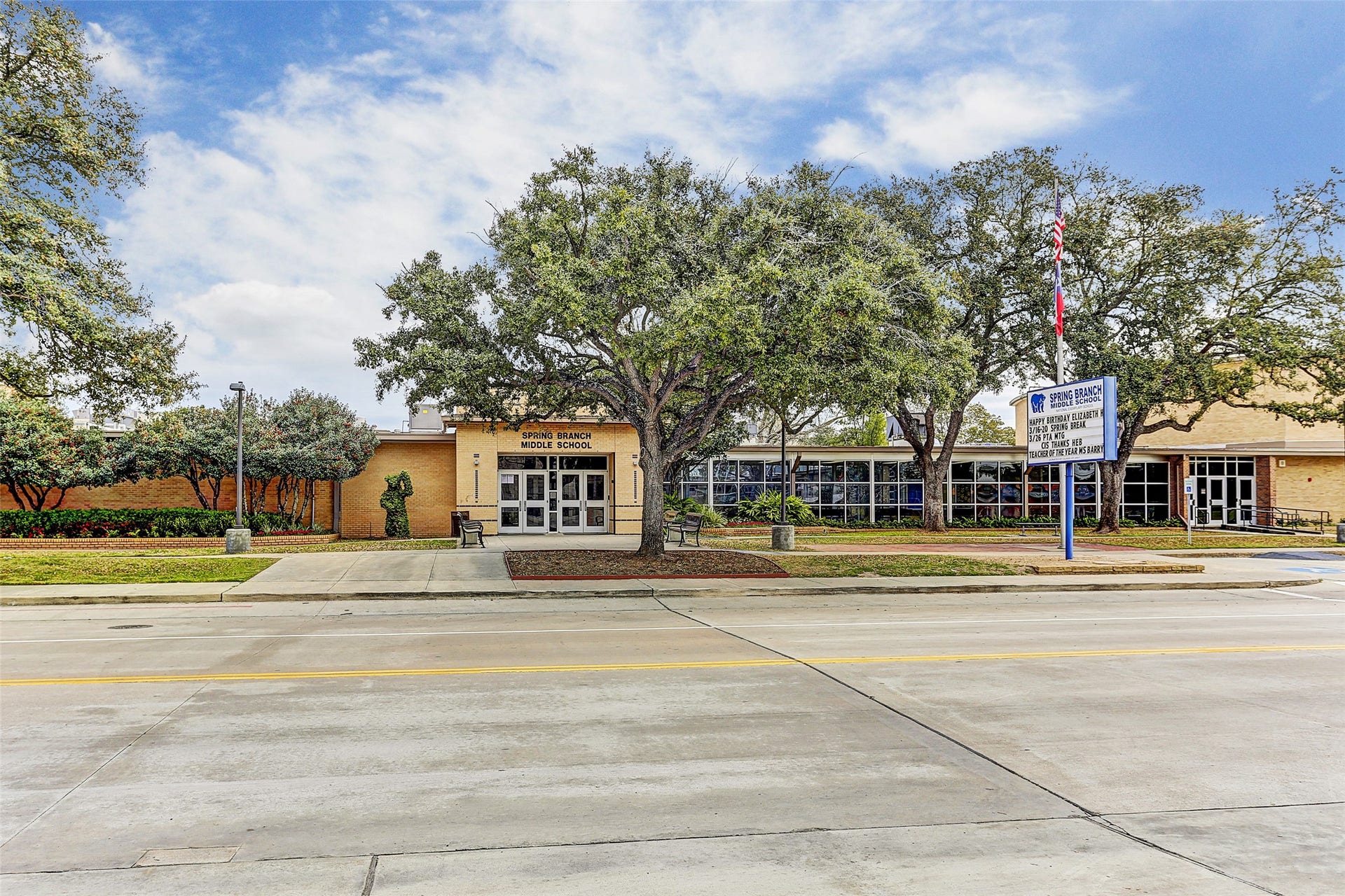 14 Hilshire Grove Lane, Hilshire Village, TX 77055 Zoned to Spring Branch Middle!