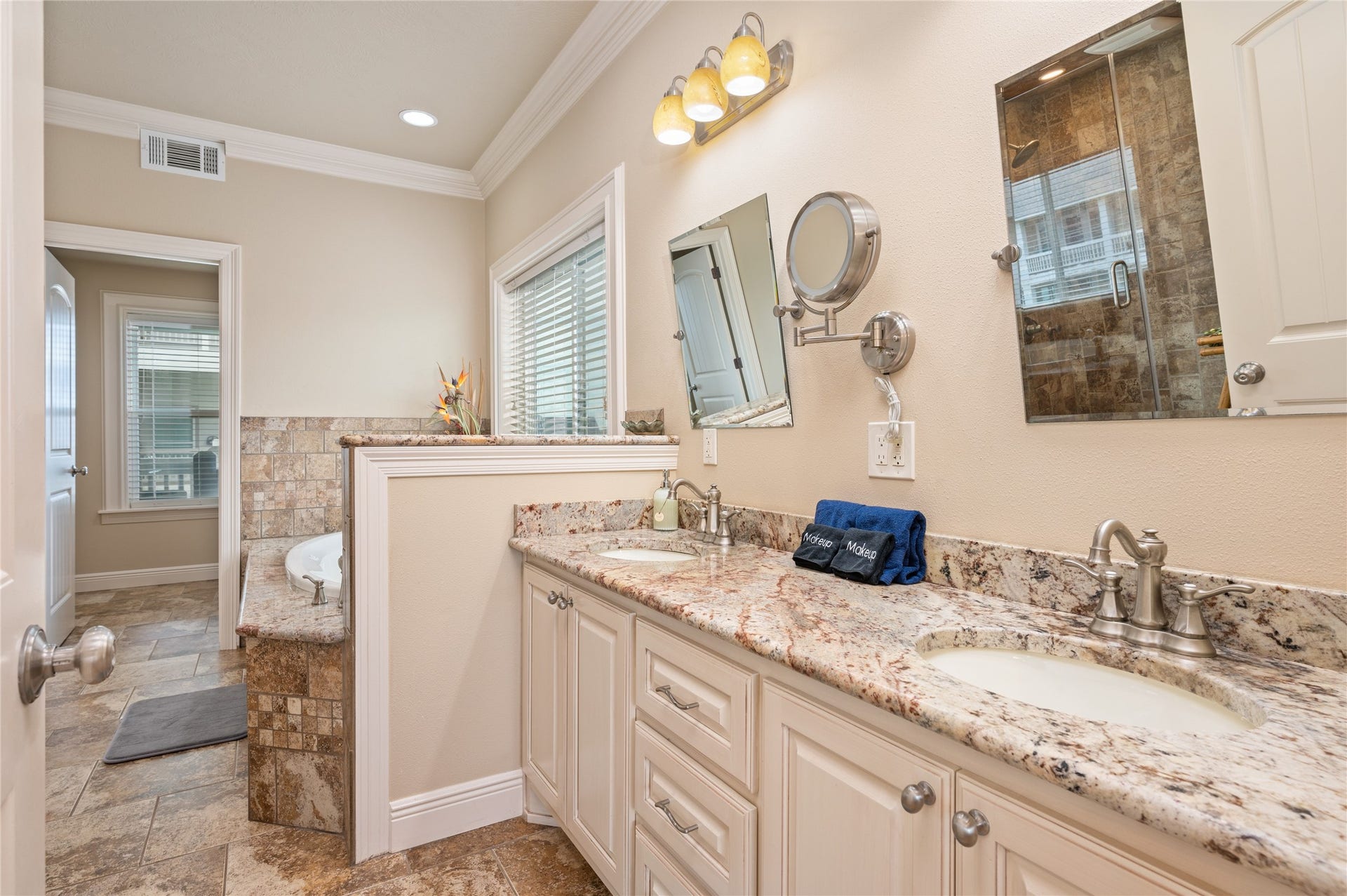 819 Eastview, Crystal Beach, TX 77650 Primary suiteStart your morning with plenty of room to get ready at the dual-sink granite vanity, with a relaxing soaking tub just beyond.