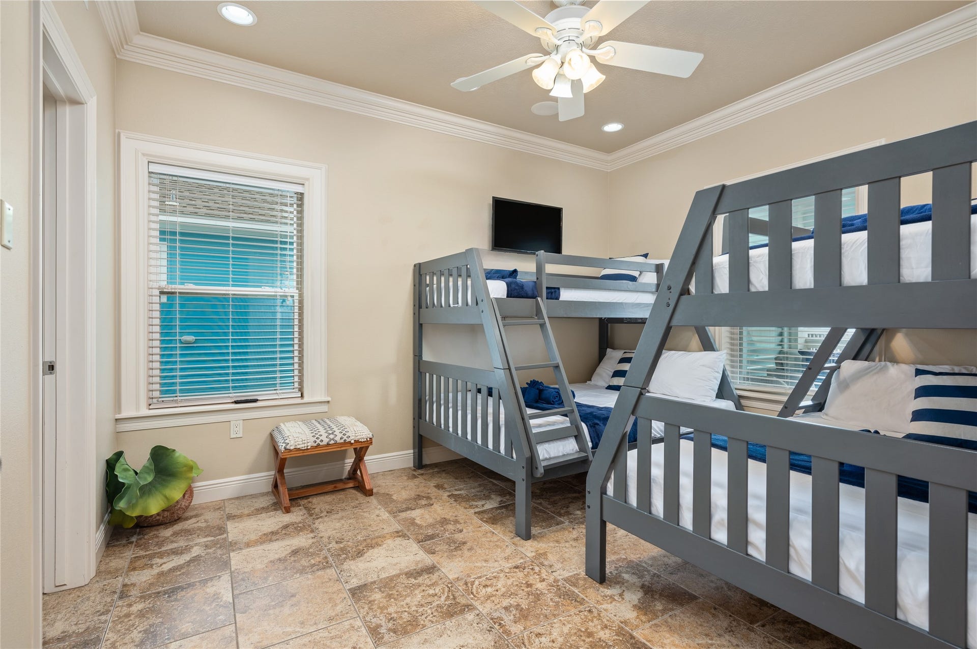 819 Eastview, Crystal Beach, TX 77650 Bedroom 3 with in-suite bathroom access