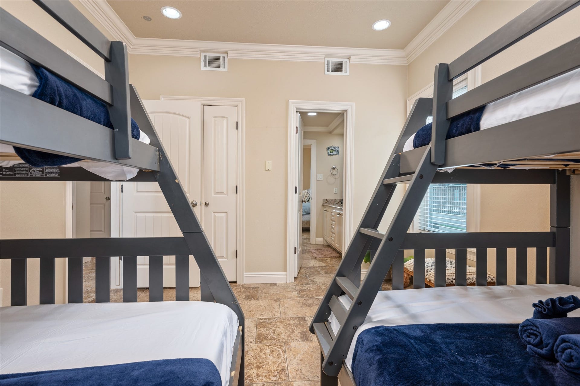 819 Eastview, Crystal Beach, TX 77650 Bedroom 3 with in-suite bathroom access