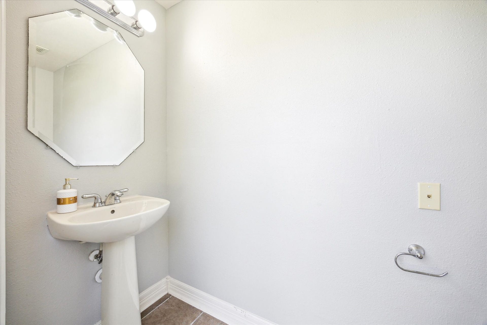 12006 Arcadia Bend Lane, Houston, TX 77041 Convenient second powder bath w pedestal sink next to backyard