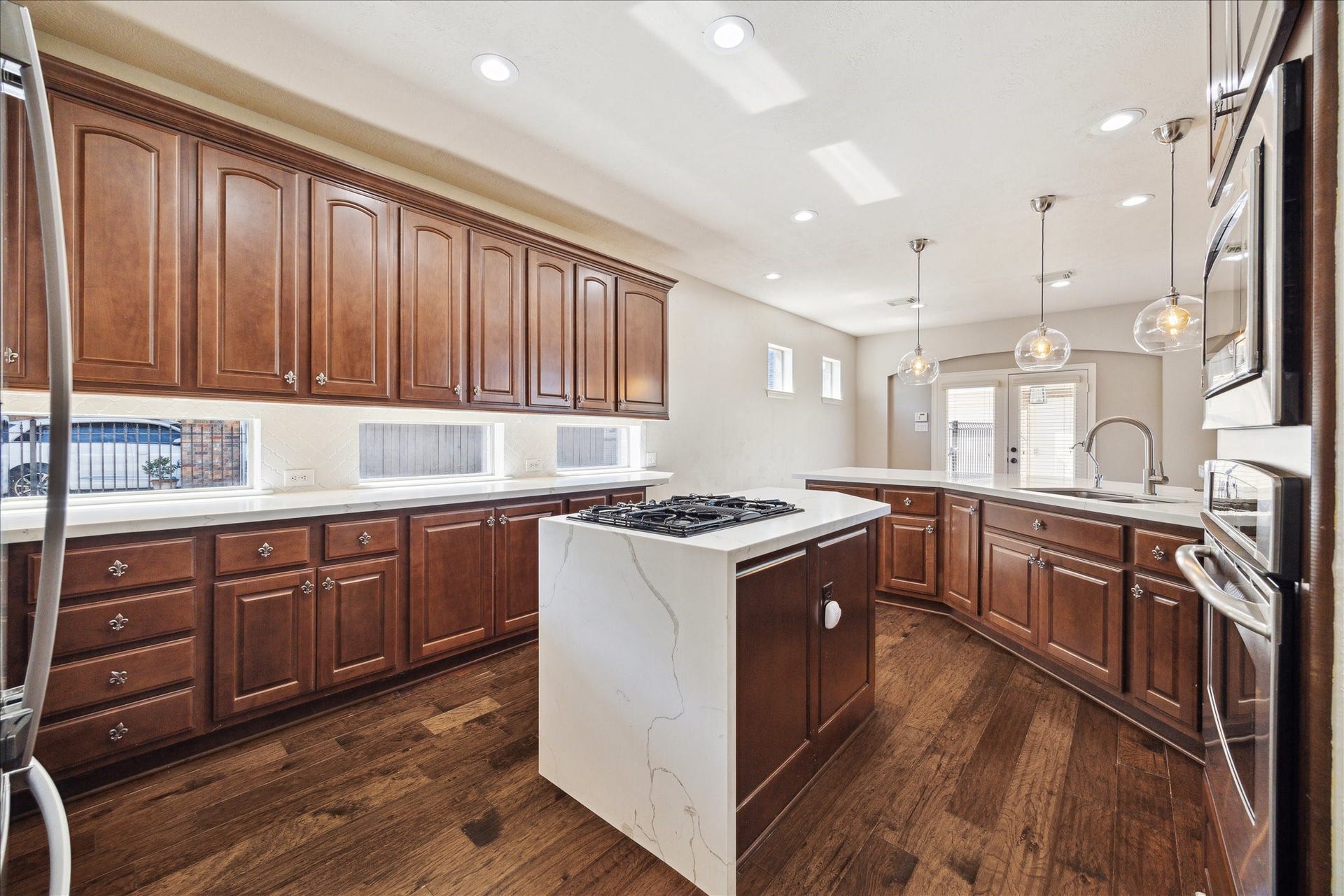 12006 Arcadia Bend Lane, Houston, TX 77041 Custom kitchen cabinets with lots of natural light + downdraft gas stove