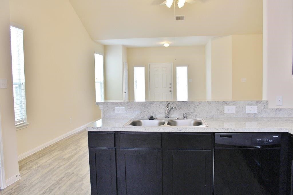 12315 Roy Mix Bohn Lane, Houston, TX 77044 Photos may be representative of the floor plan and not the exact home. Finishes, layout, and features of the actual property for lease may vary.