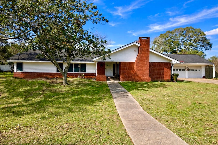 Property photo for 907 E Magnolia Street, Angleton, TX